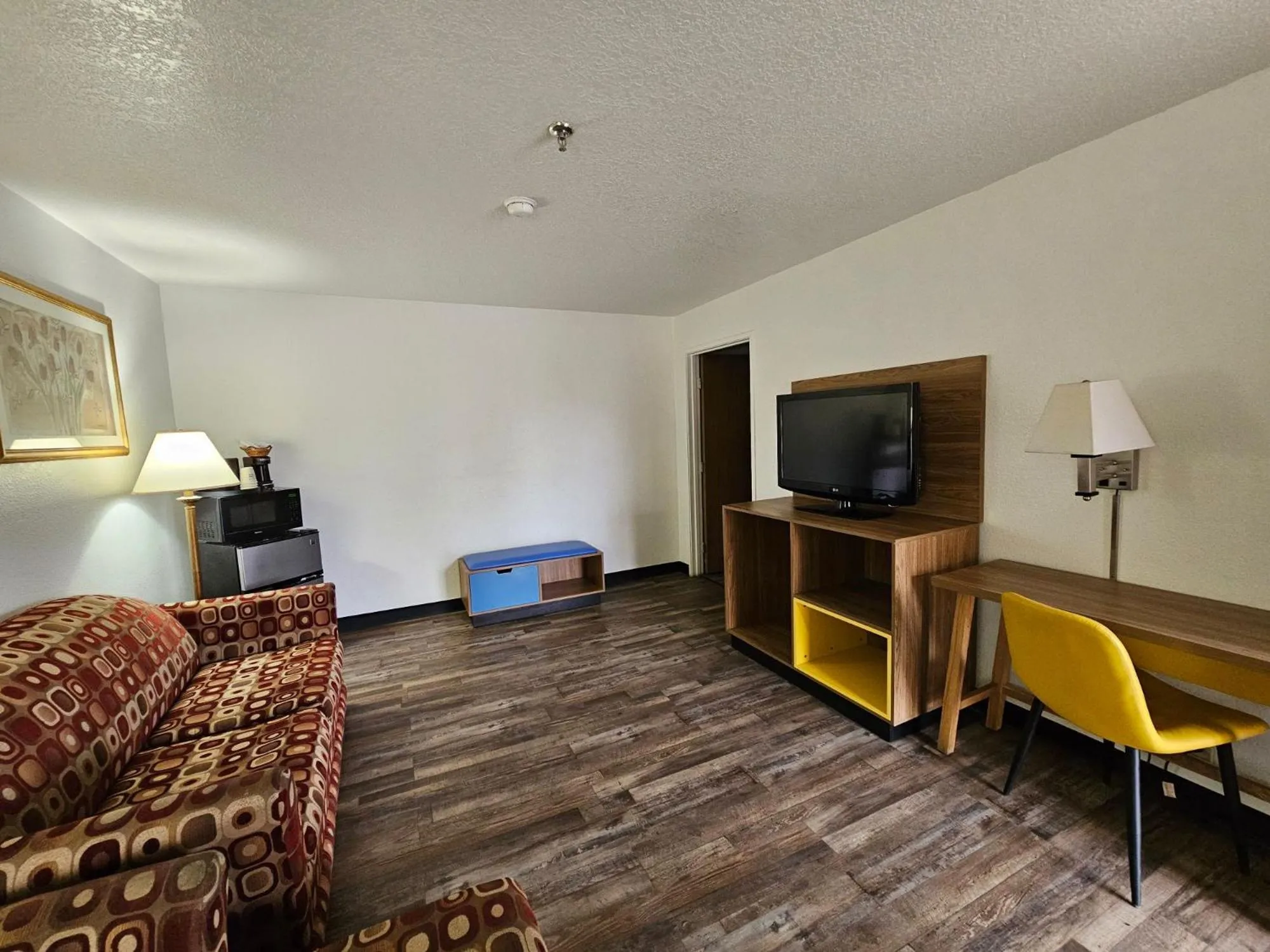 TV and multimedia in Days Inn by Wyndham Blythe