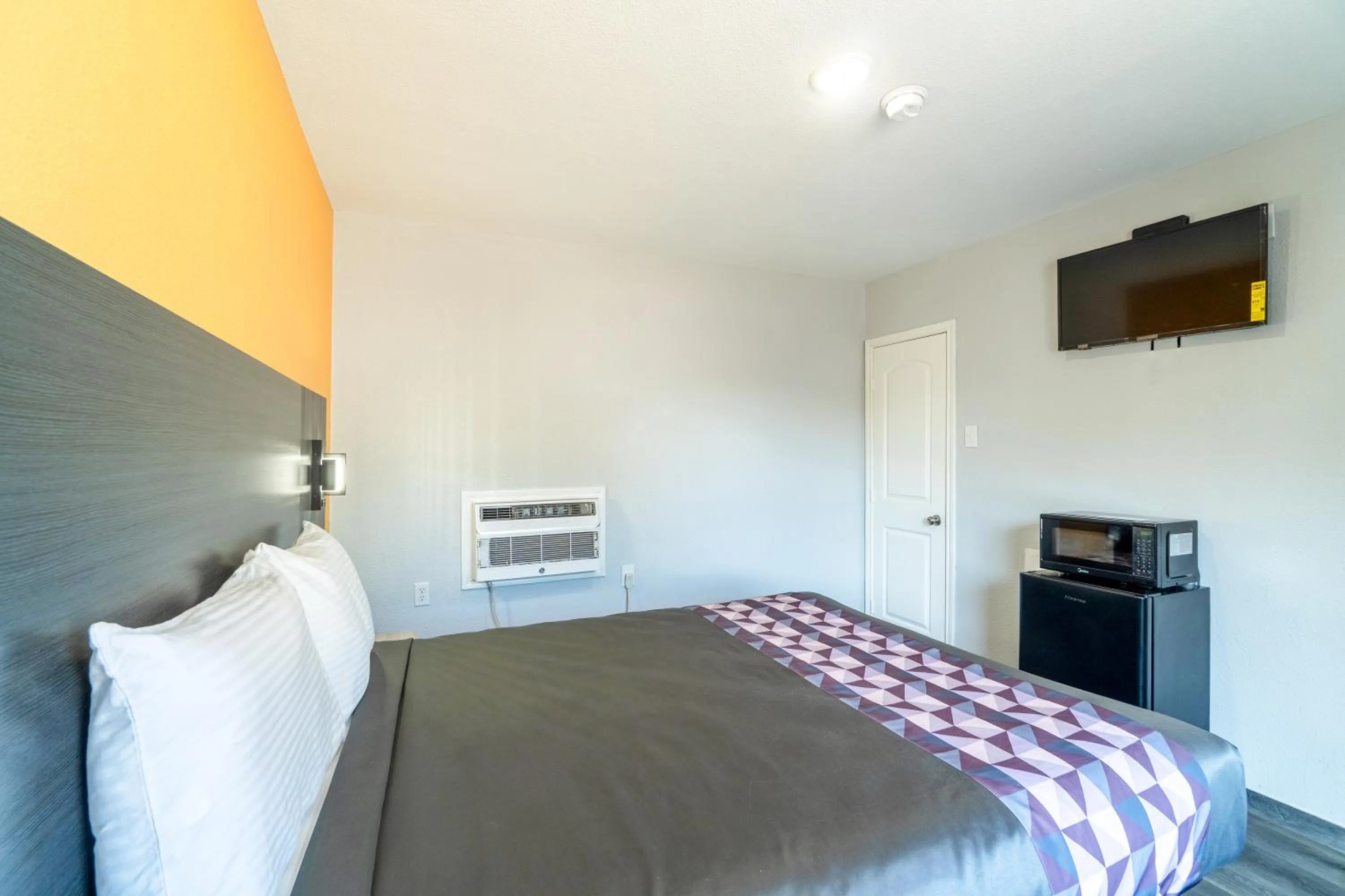 Bedroom in Royal Inn