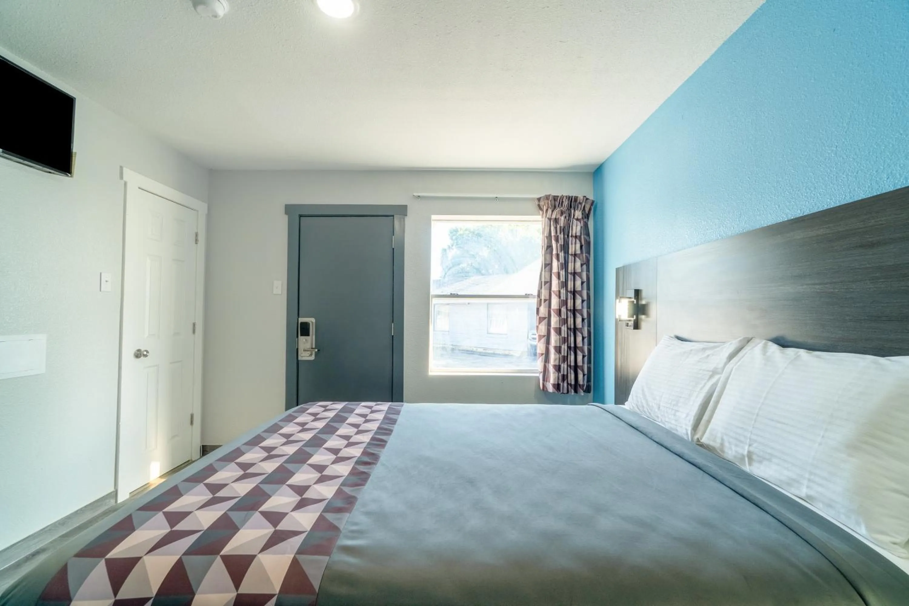 Bedroom in Royal Inn