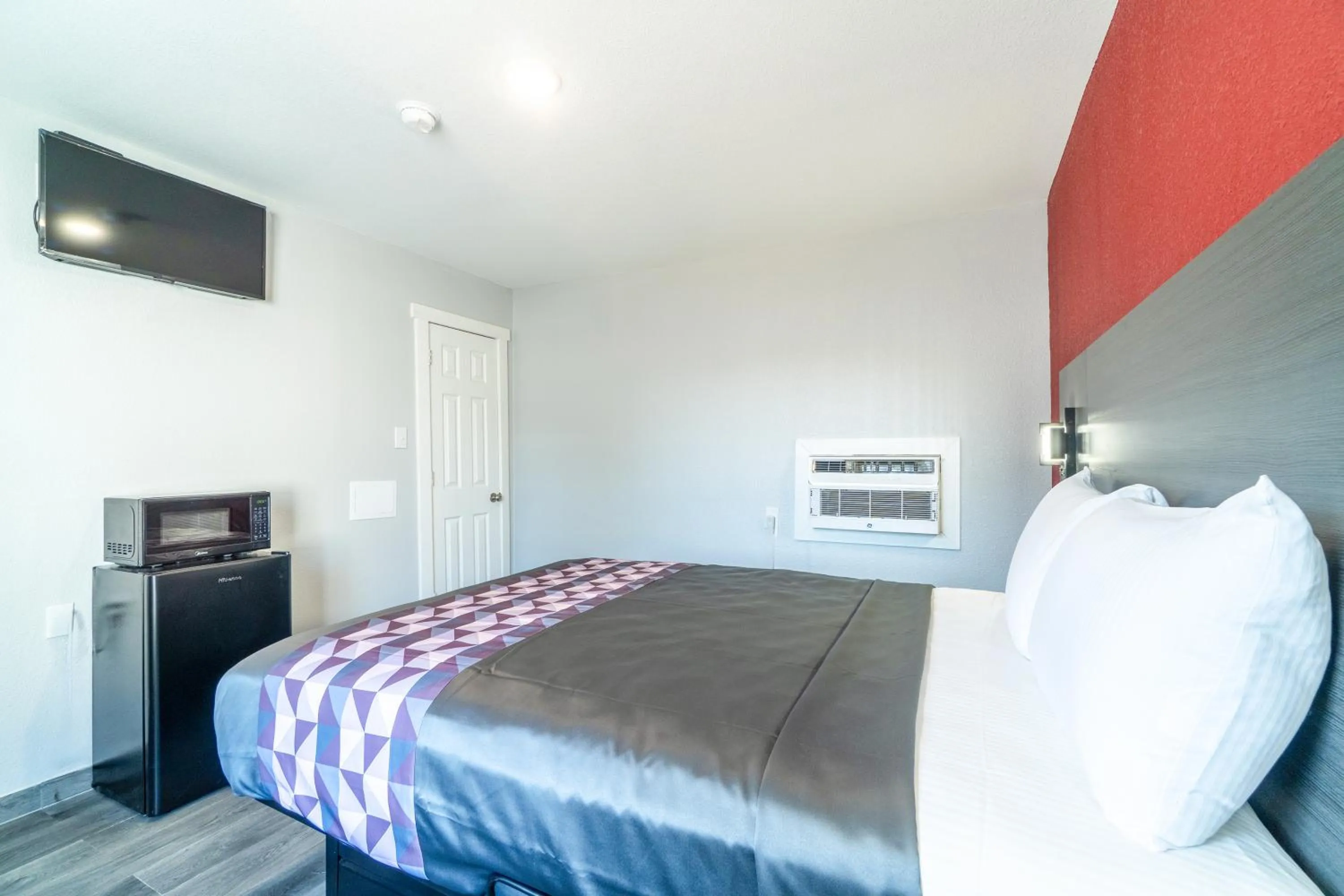 Bedroom in Royal Inn