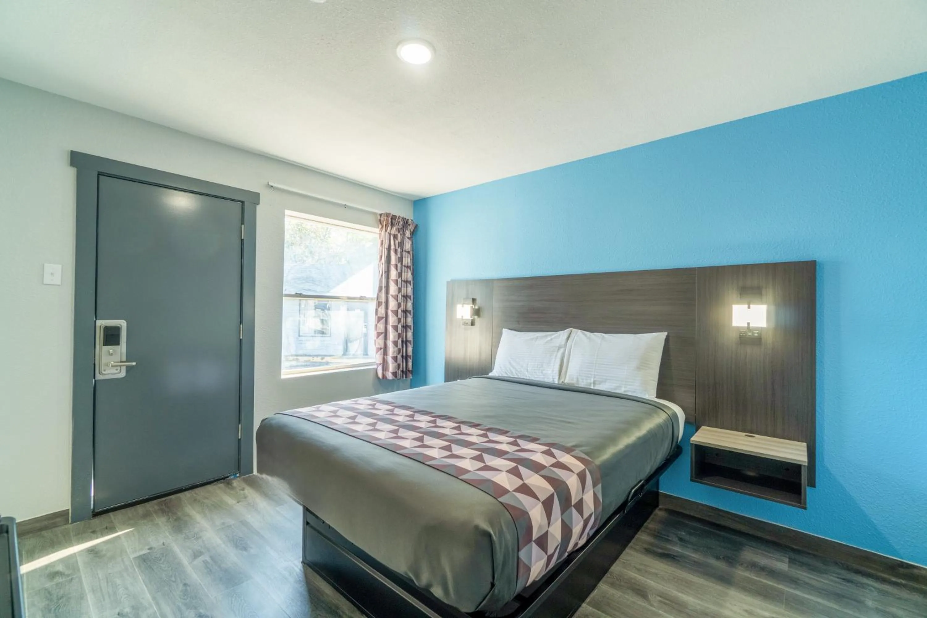 Bedroom in Royal Inn