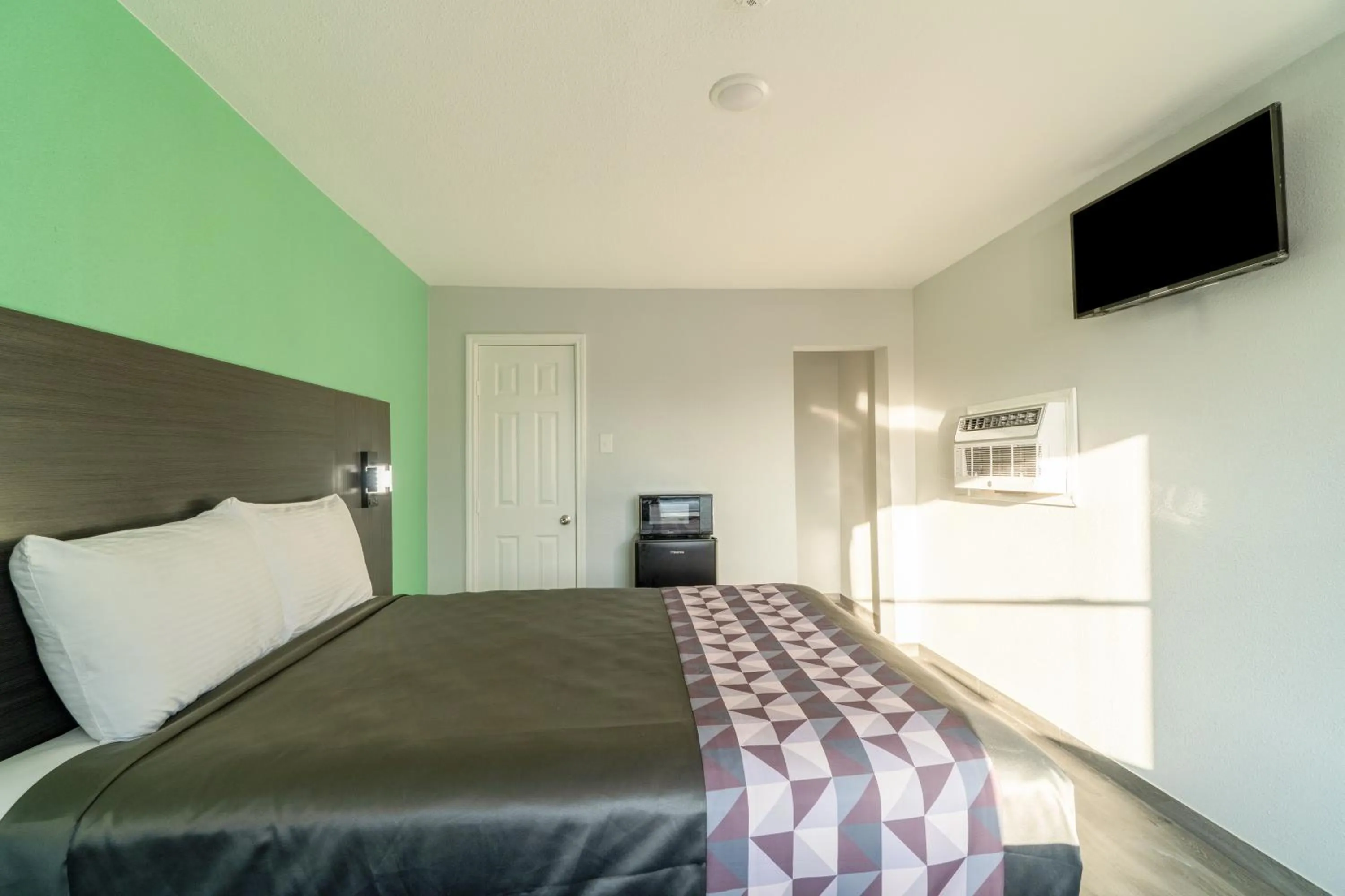 Bedroom in Royal Inn