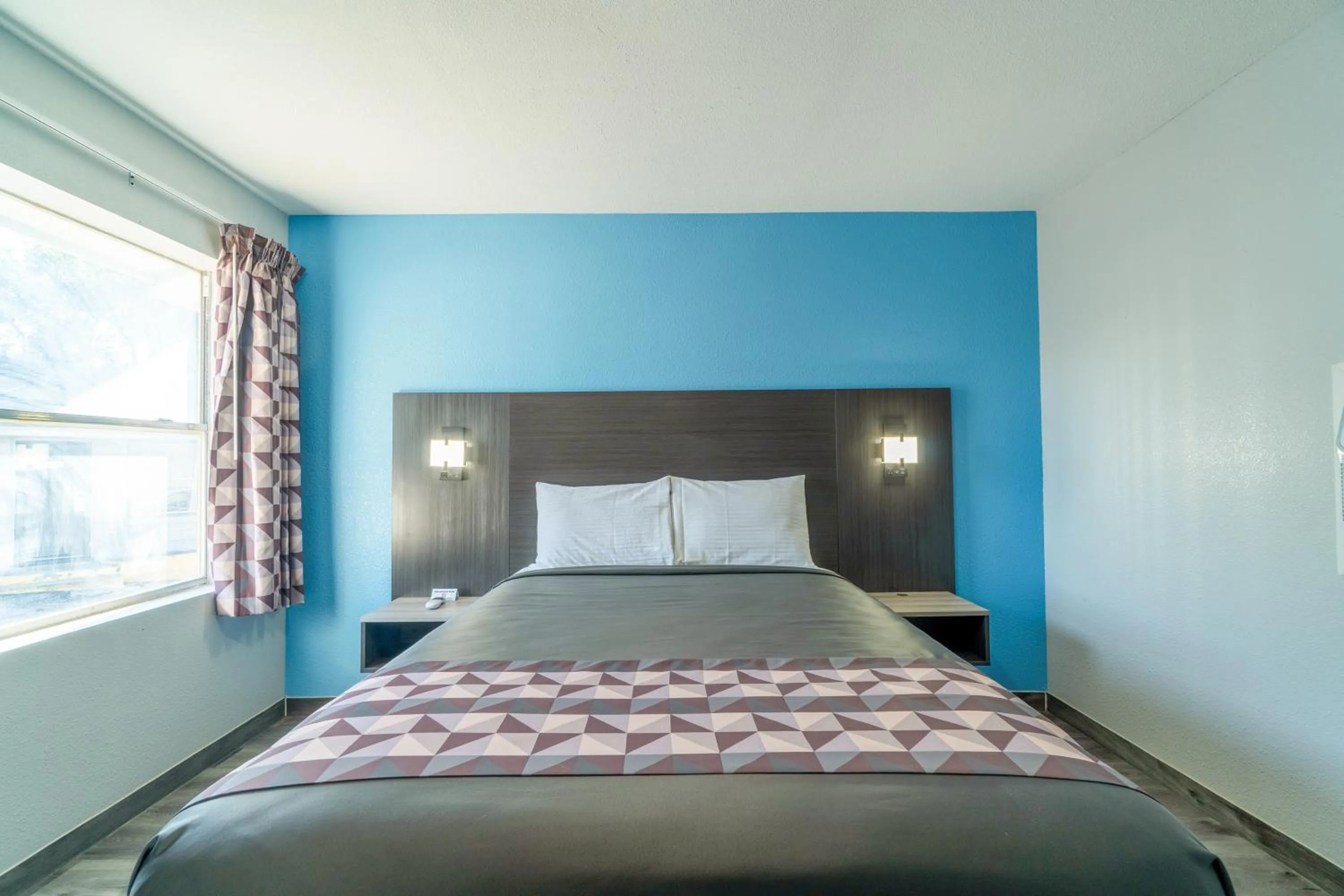 Bedroom in Royal Inn