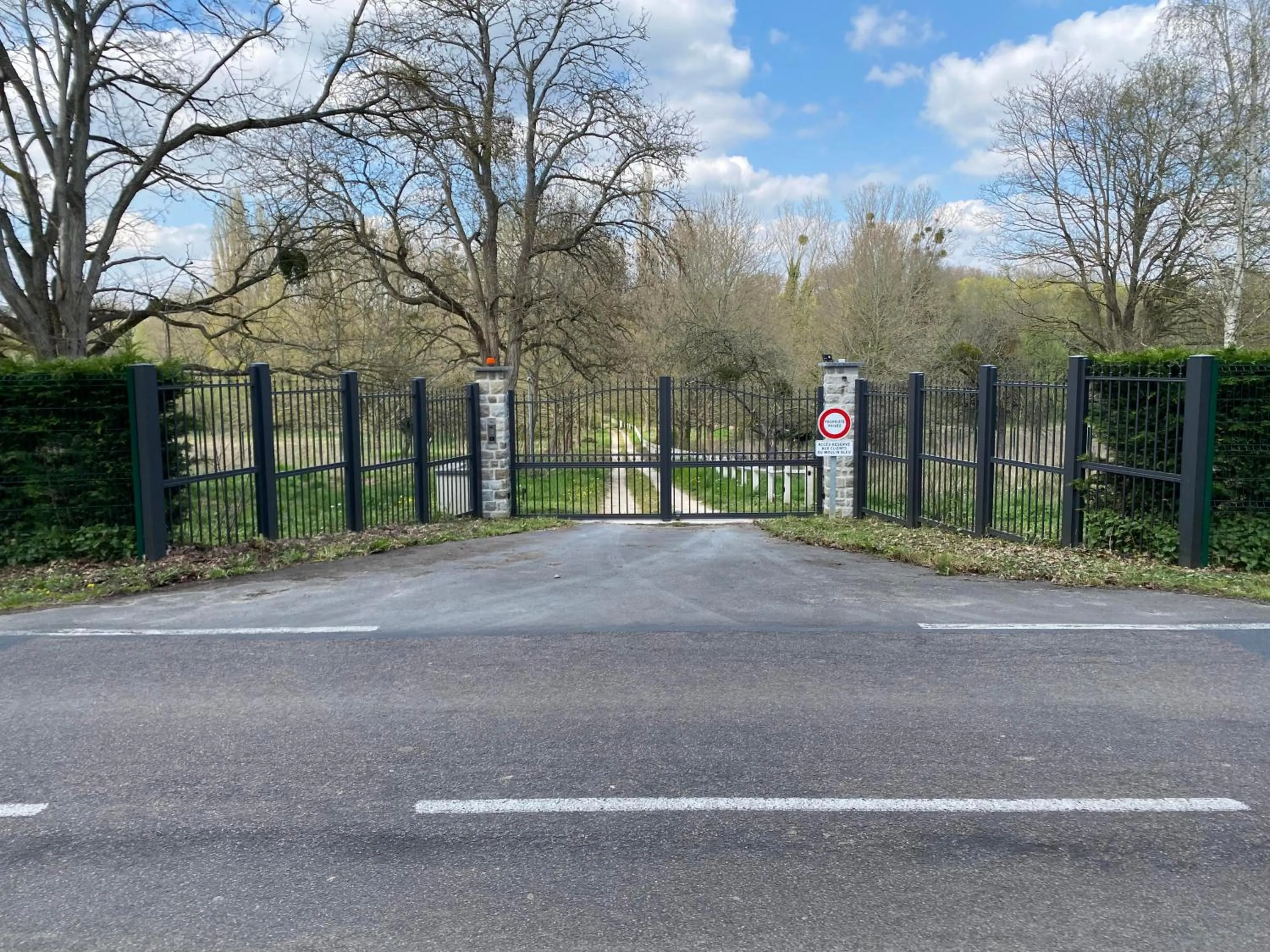 Facade/entrance in Le Moulin Bleu