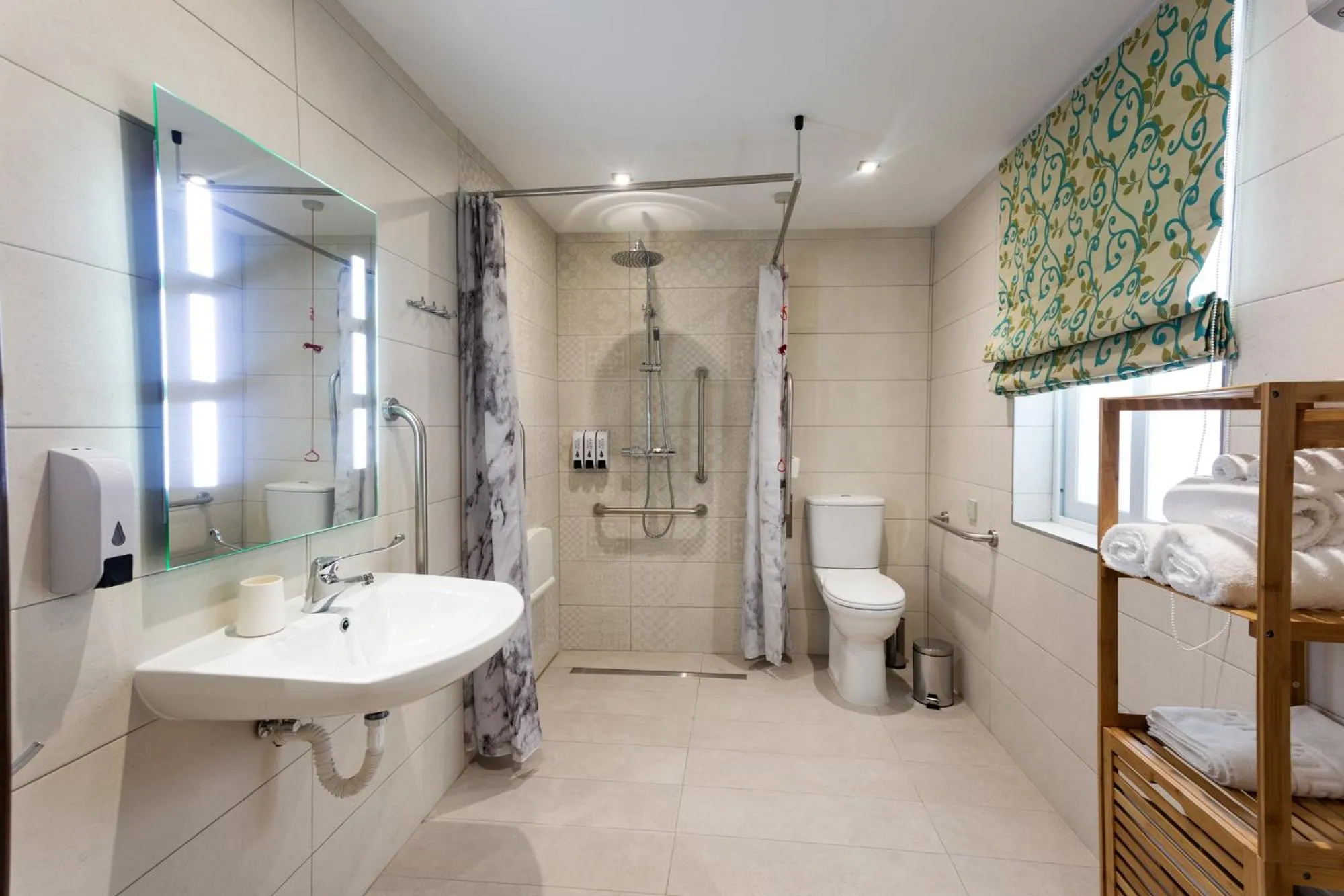 Shower in The Shipwright's Lodge
