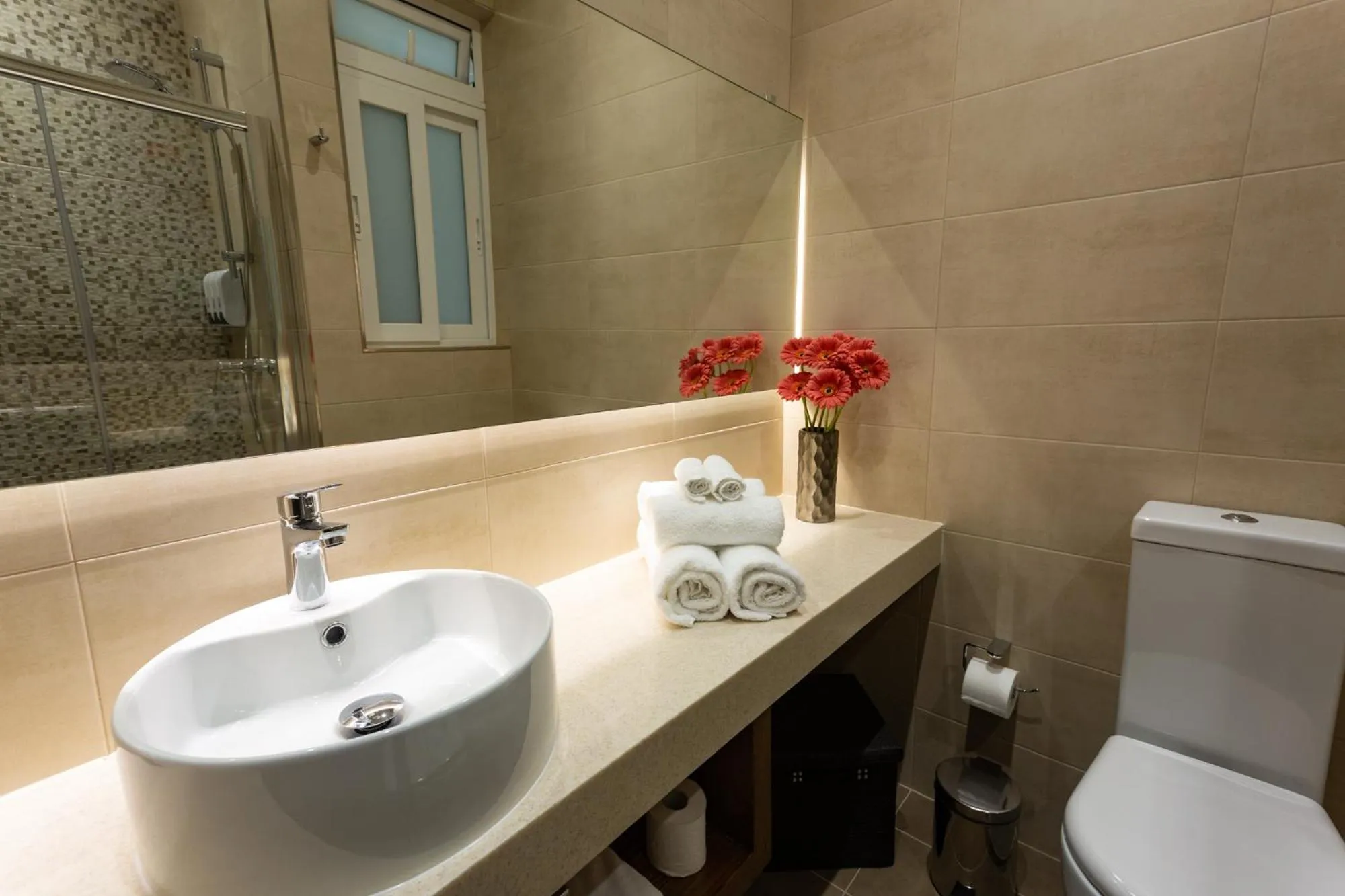 Shower in The Shipwright's Lodge