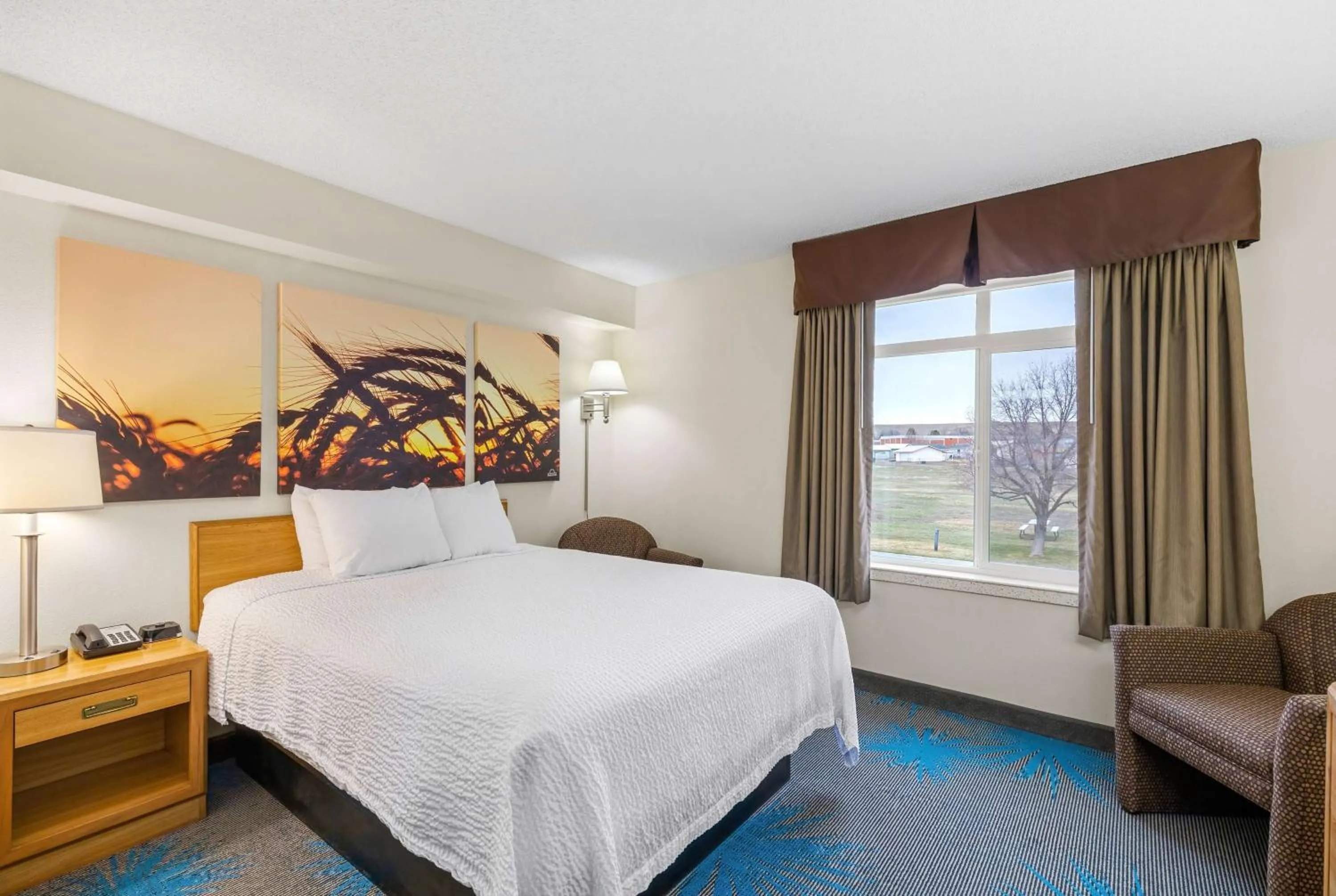 Photo of the whole room, Bed in Days Inn by Wyndham Great Falls