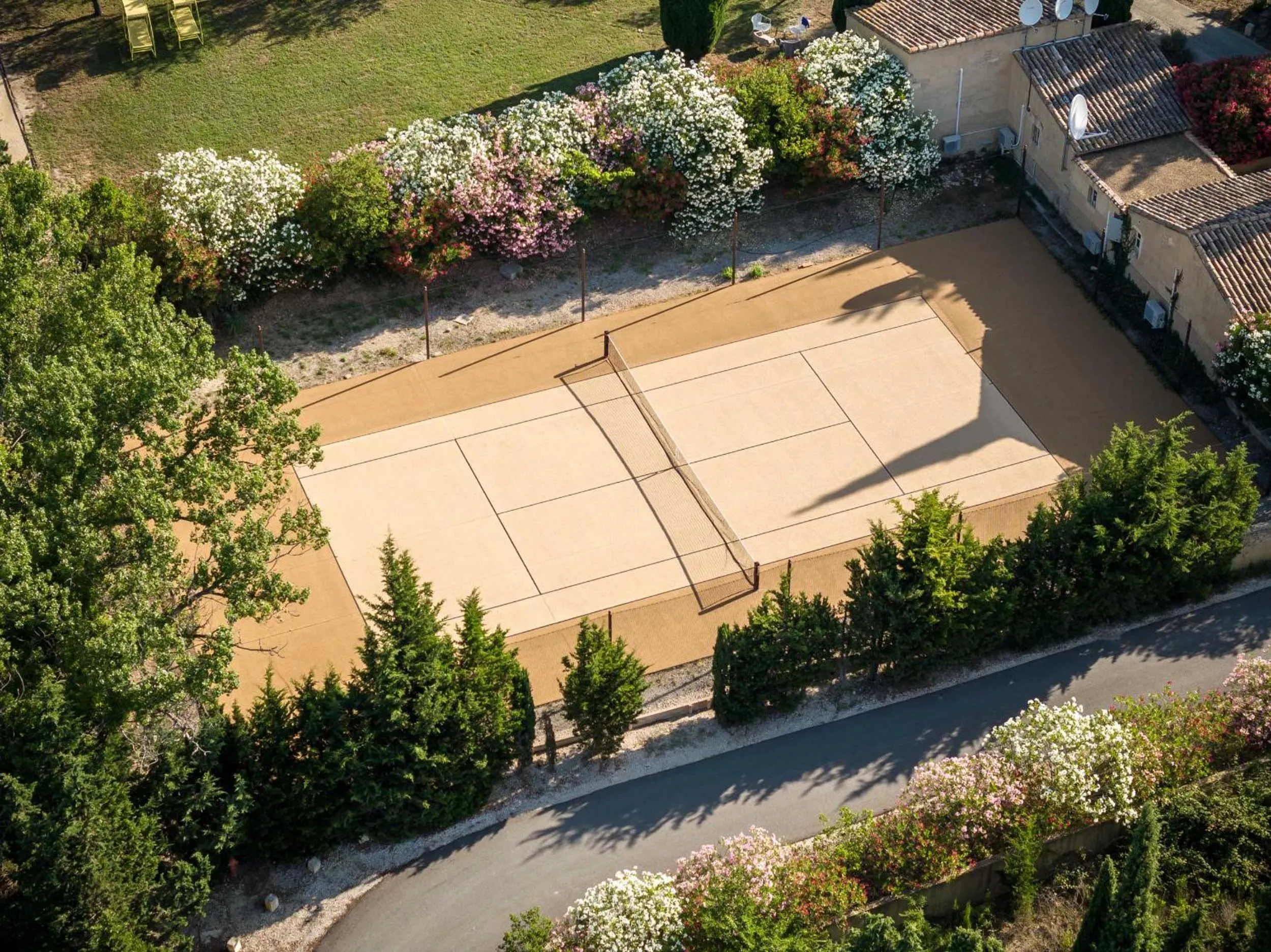 Tennis court in Les Petites Maisons - Hameau des Baux