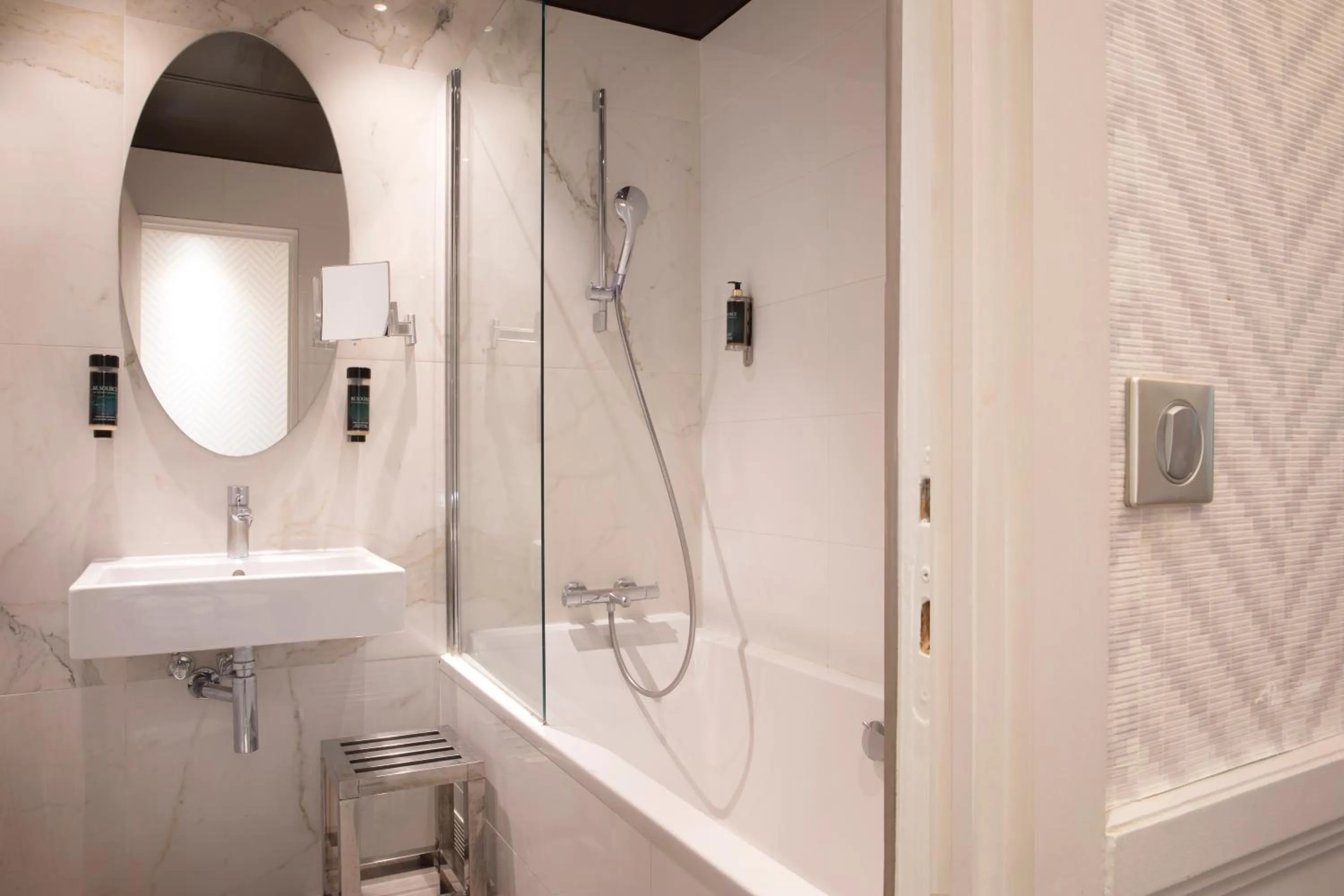 Bathroom in Longchamp Elysées