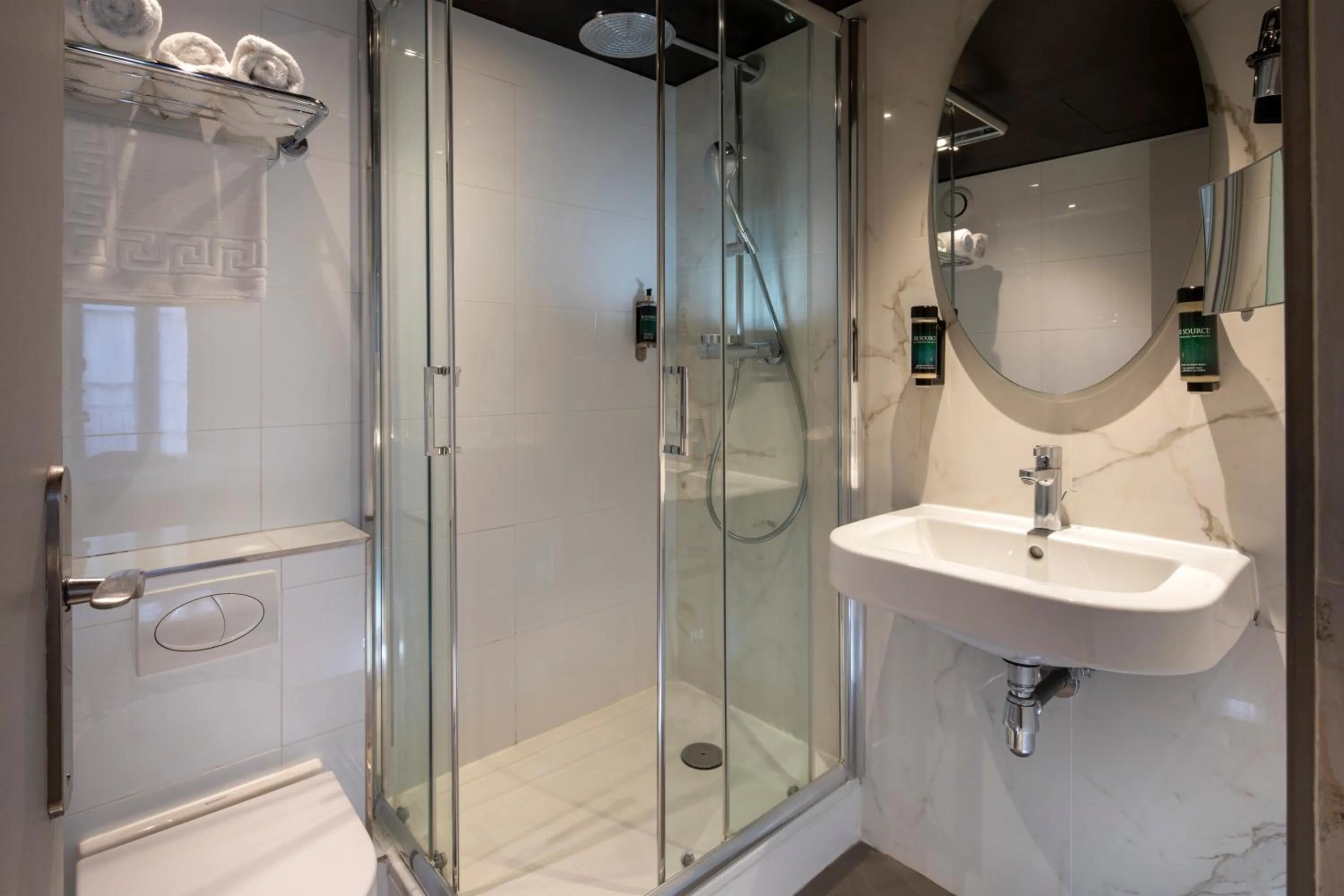 Bathroom in Longchamp Elysées