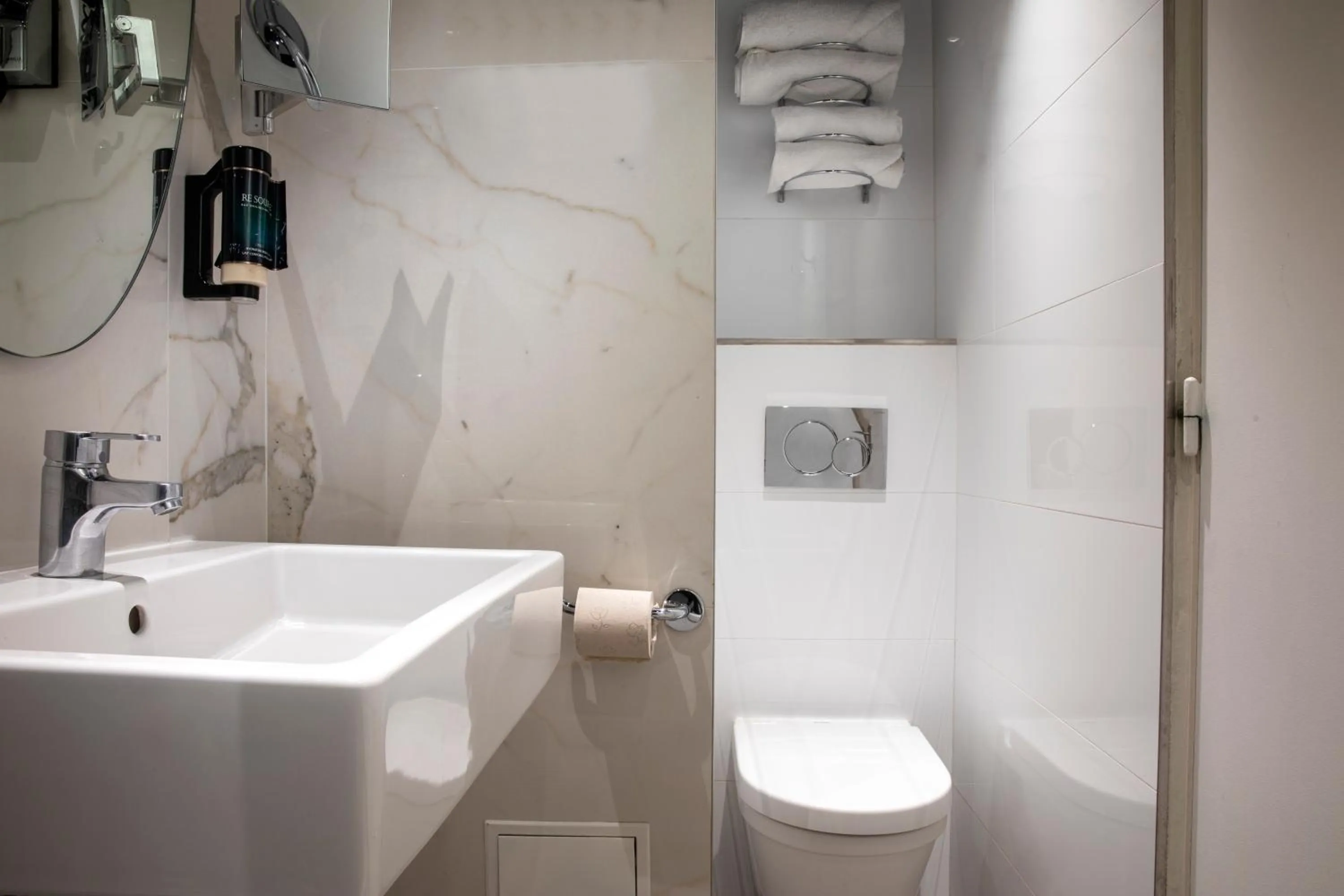 Toilet in Longchamp Elysées