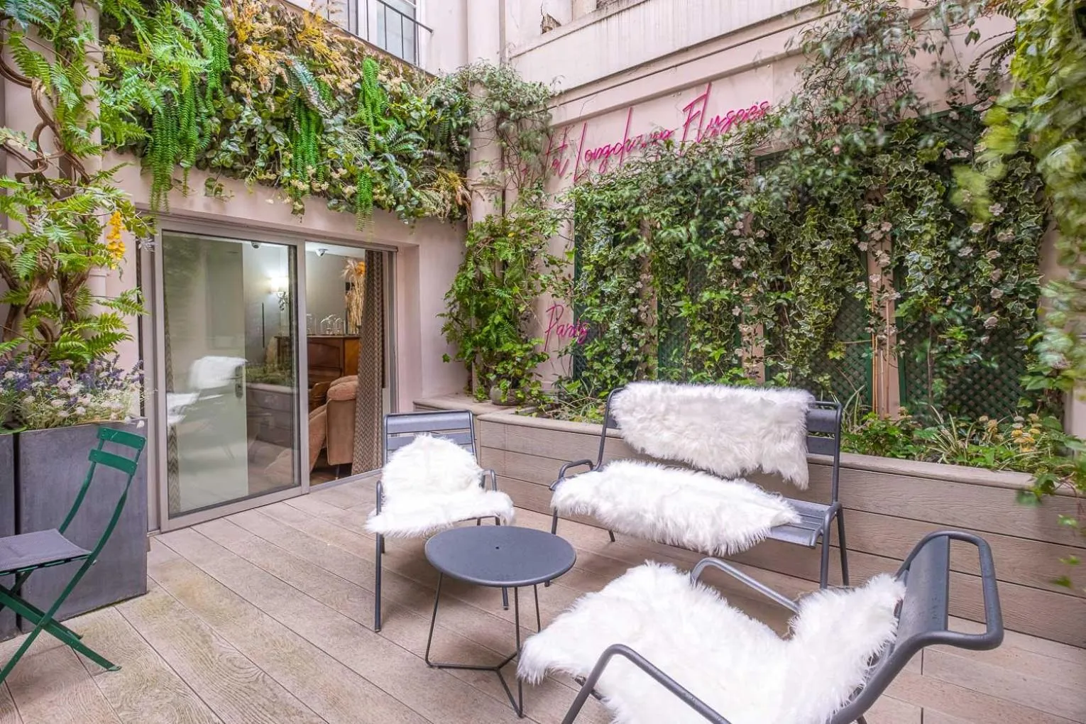 Patio in Longchamp Elysées