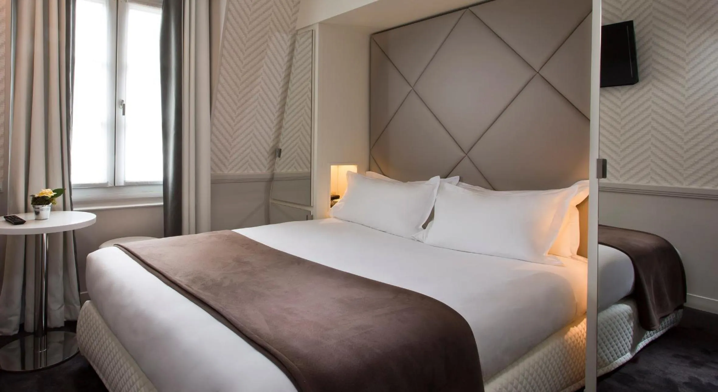 Bed in Longchamp Elysées