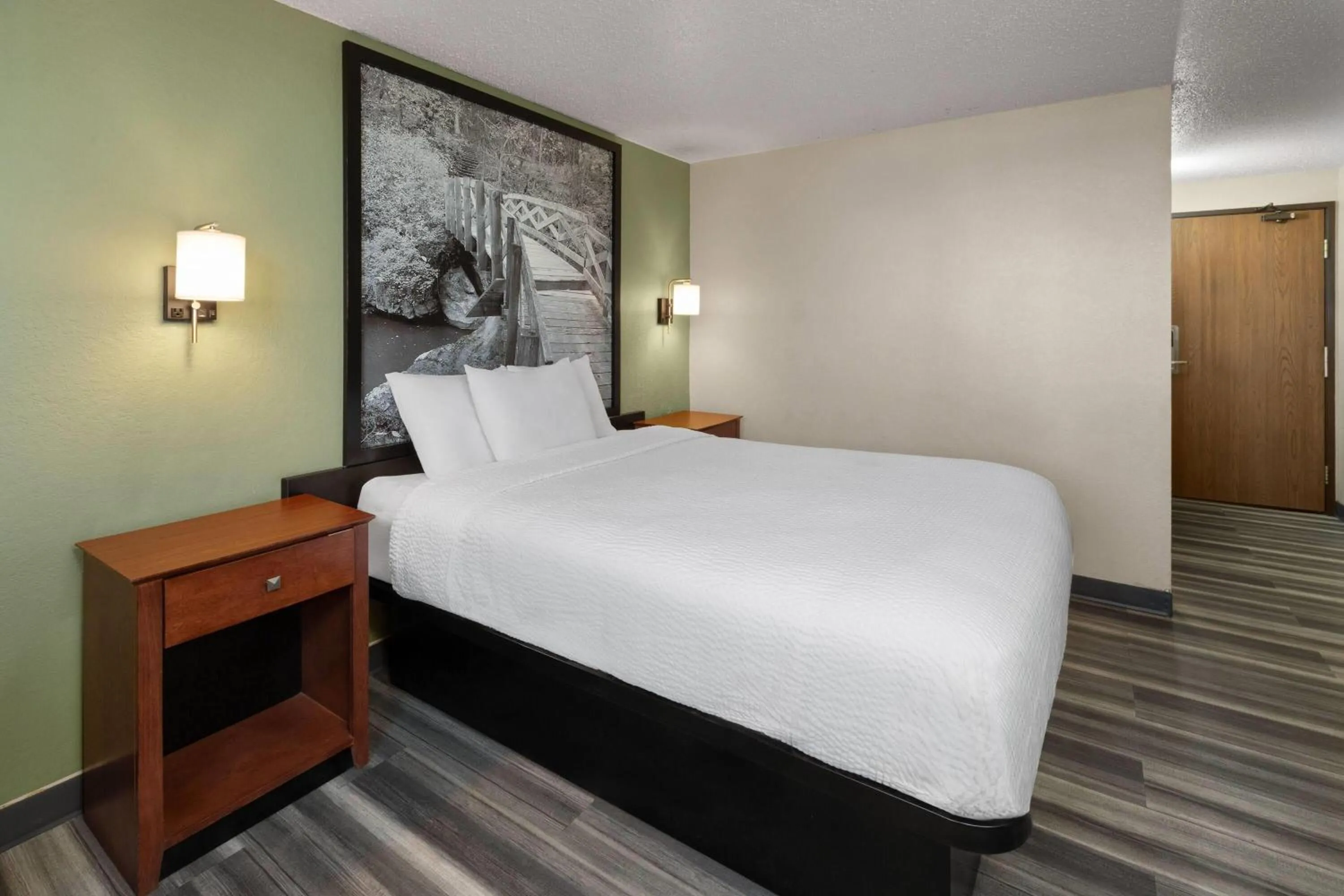 Photo of the whole room, Bed in Super 8 by Wyndham Winona MN