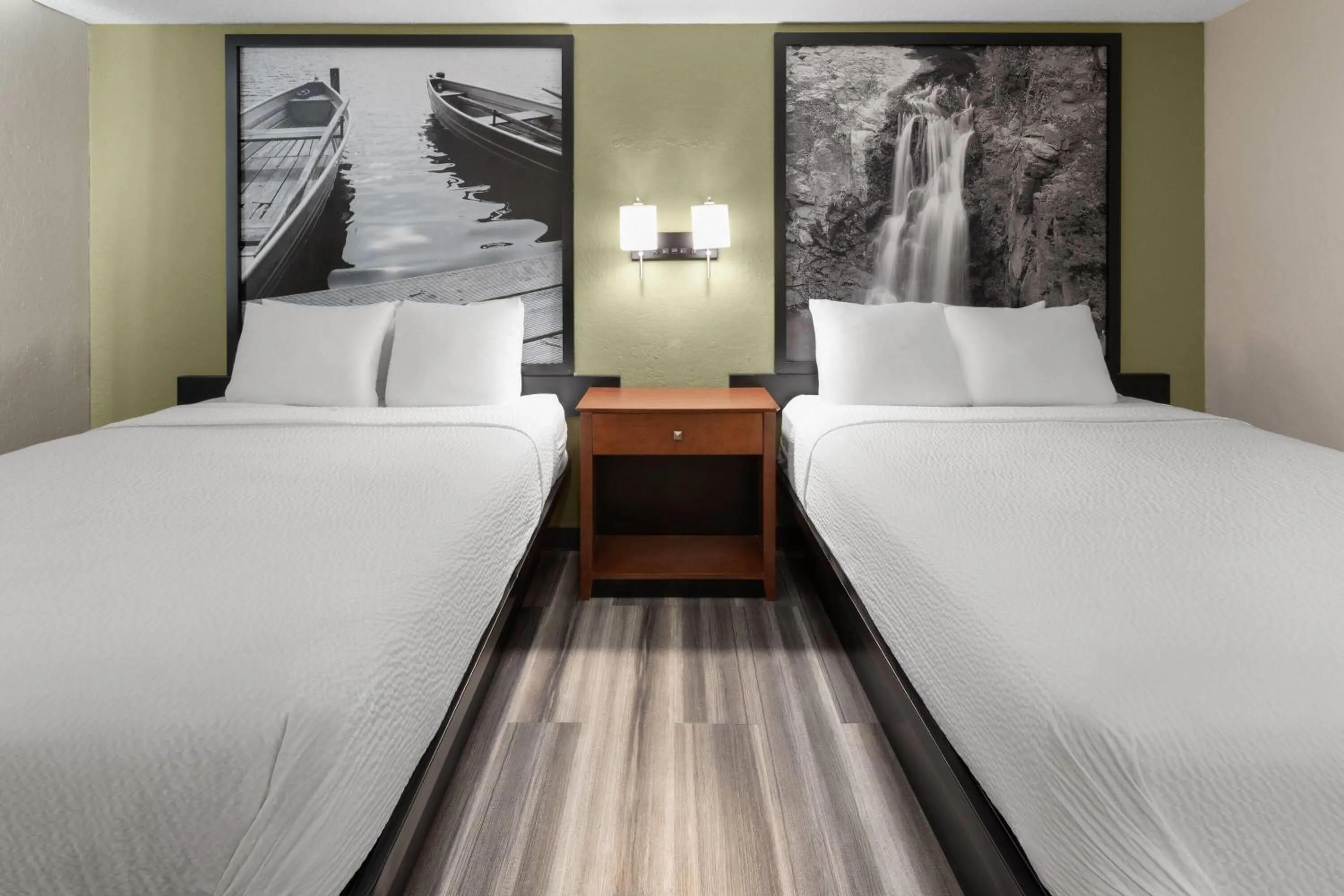 Photo of the whole room, Bed in Super 8 by Wyndham Winona MN