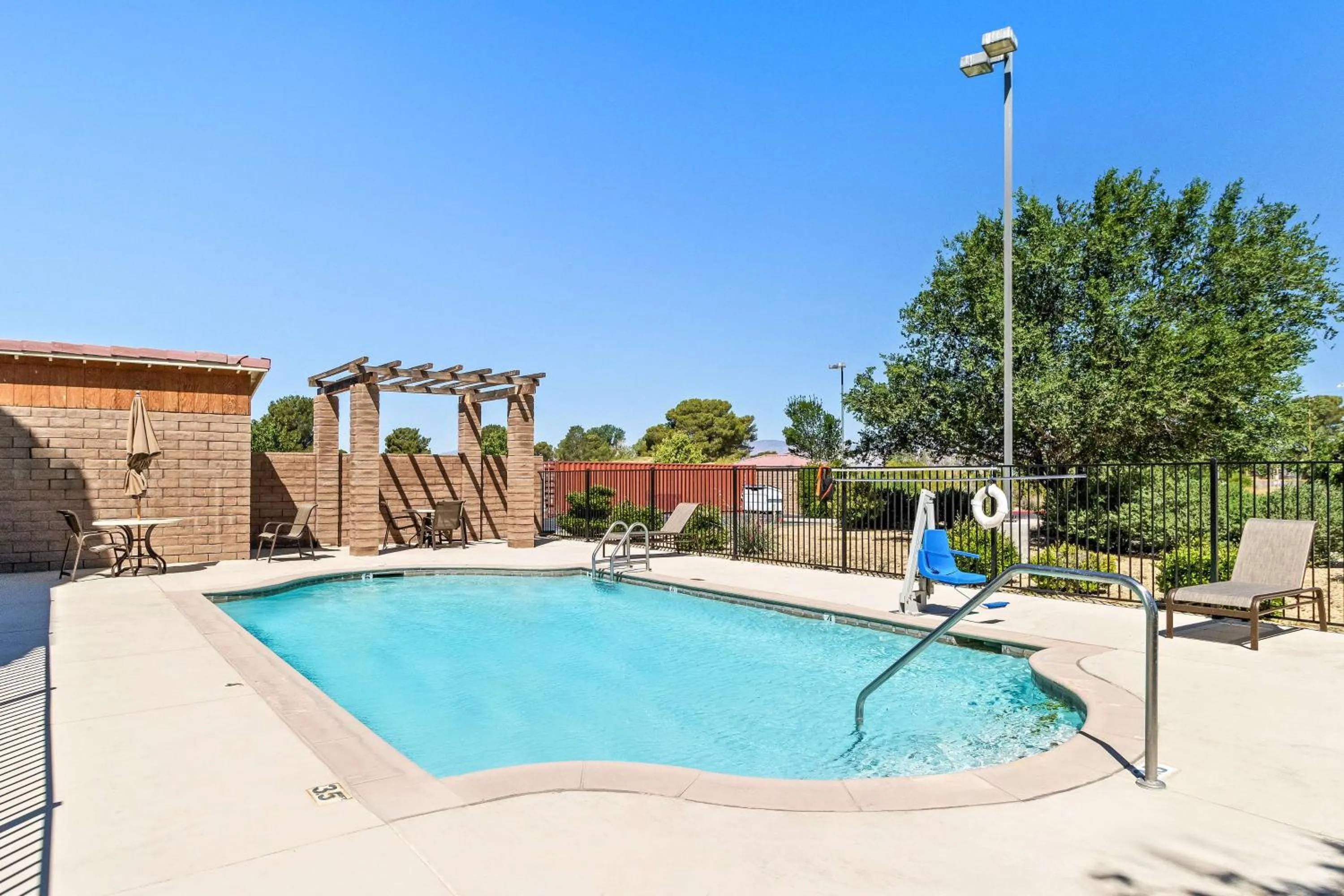 Pool view in Best Western California City Inn & Suites