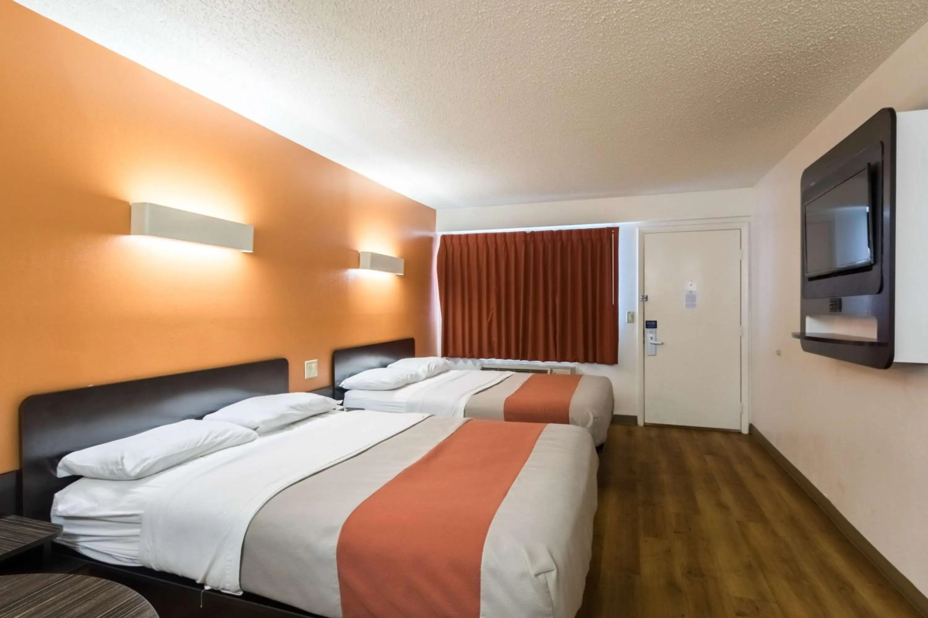 TV and multimedia, Bed in Motel 6-Crawfordsville, IN