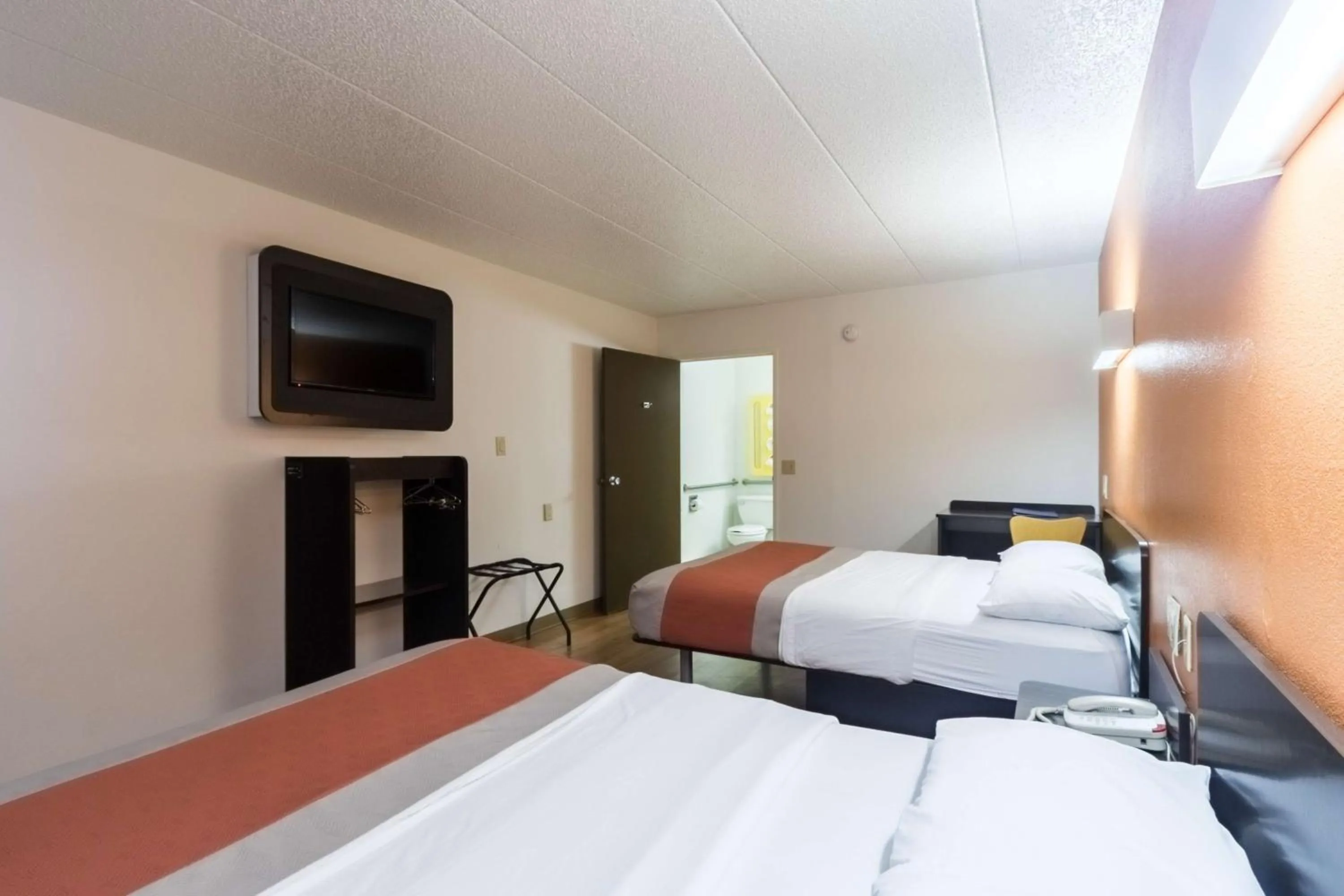 TV and multimedia, Bed in Motel 6-Crawfordsville, IN