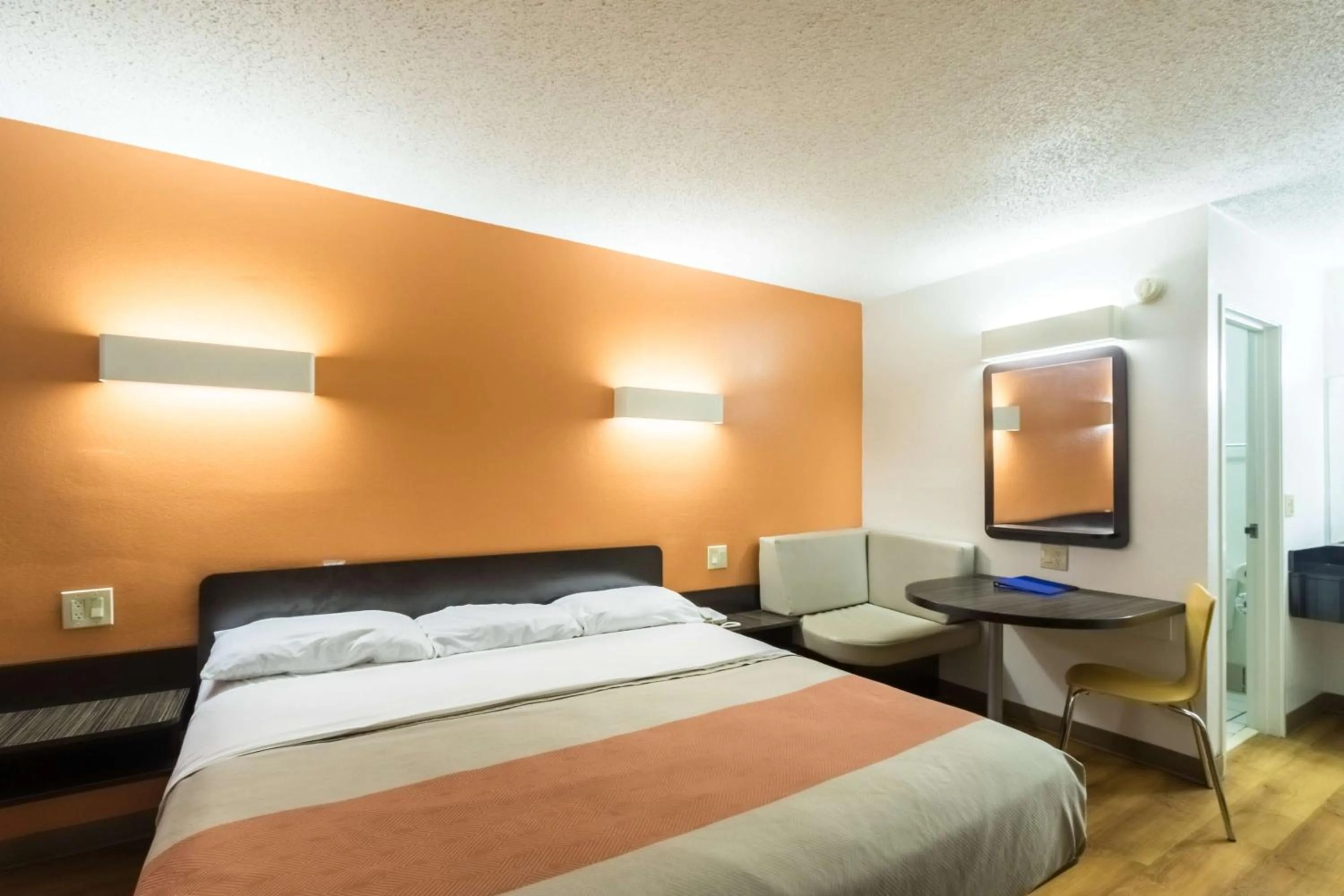 TV and multimedia, Bed in Motel 6-Crawfordsville, IN
