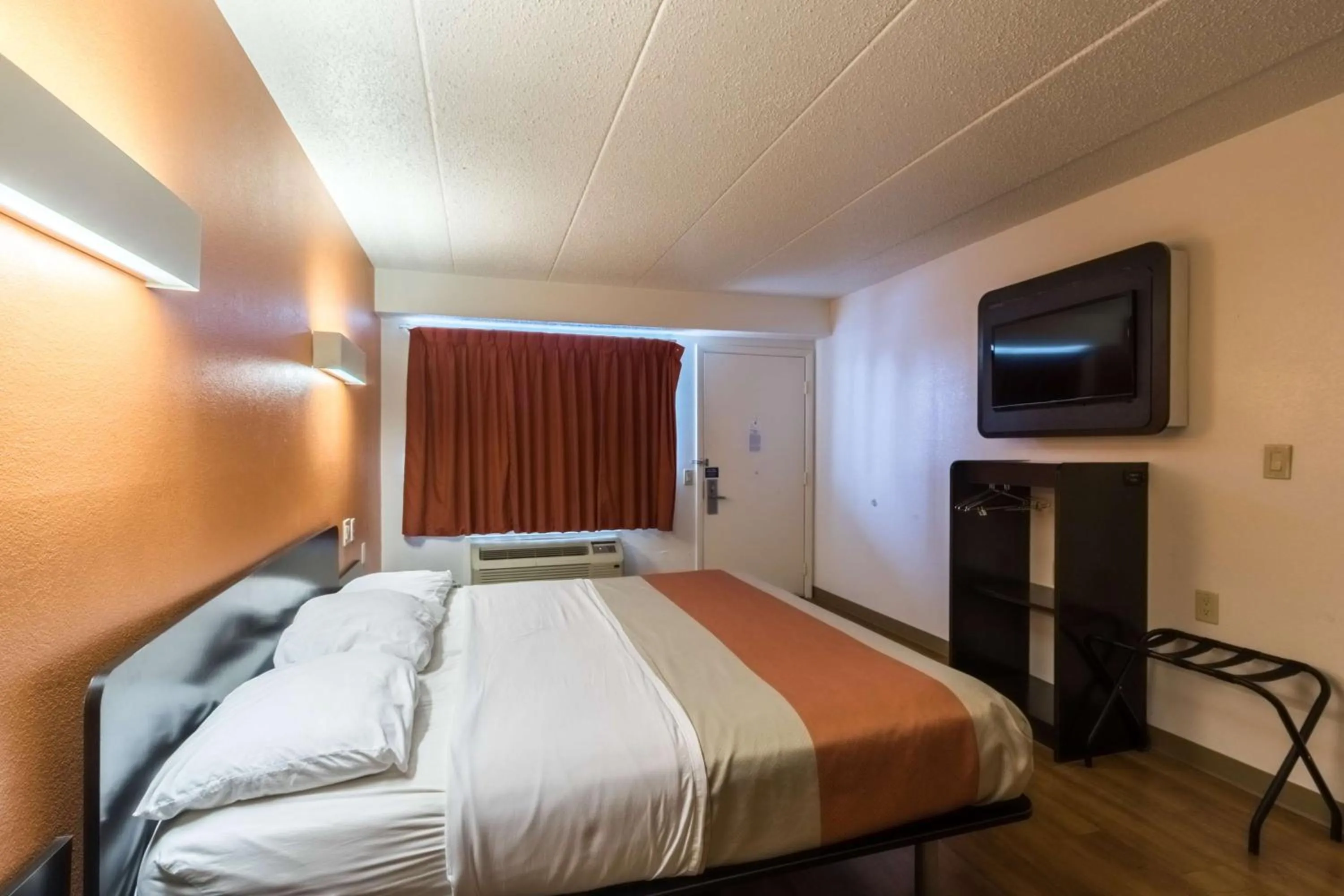 TV and multimedia, Bed in Motel 6-Crawfordsville, IN