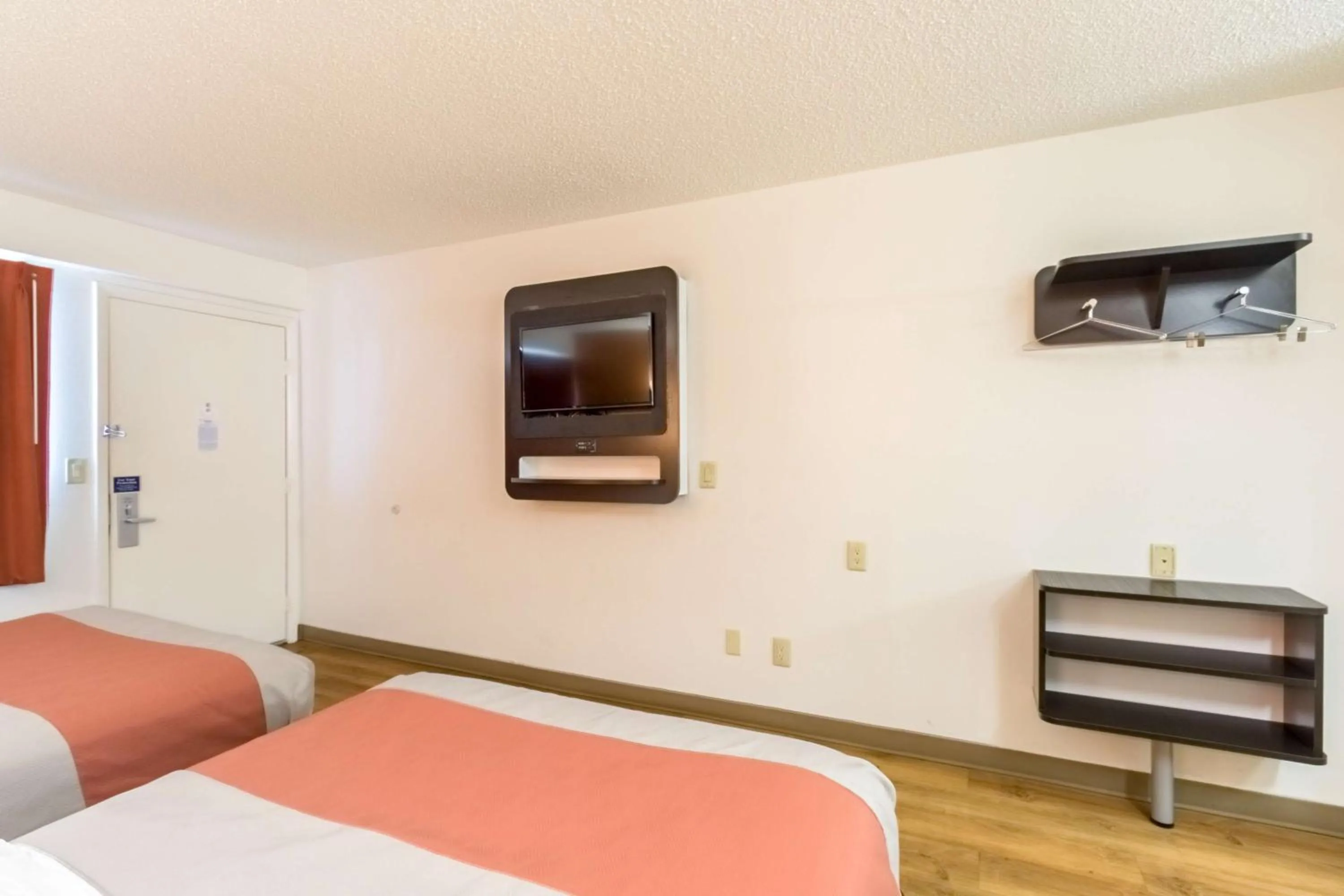 TV and multimedia, Bed in Motel 6-Crawfordsville, IN