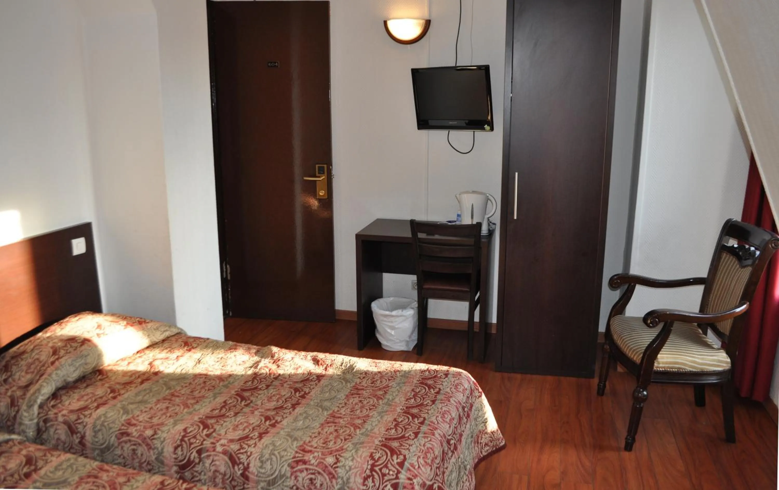 Photo of the whole room, Bed in Hipotel Paris Printania Maraichers