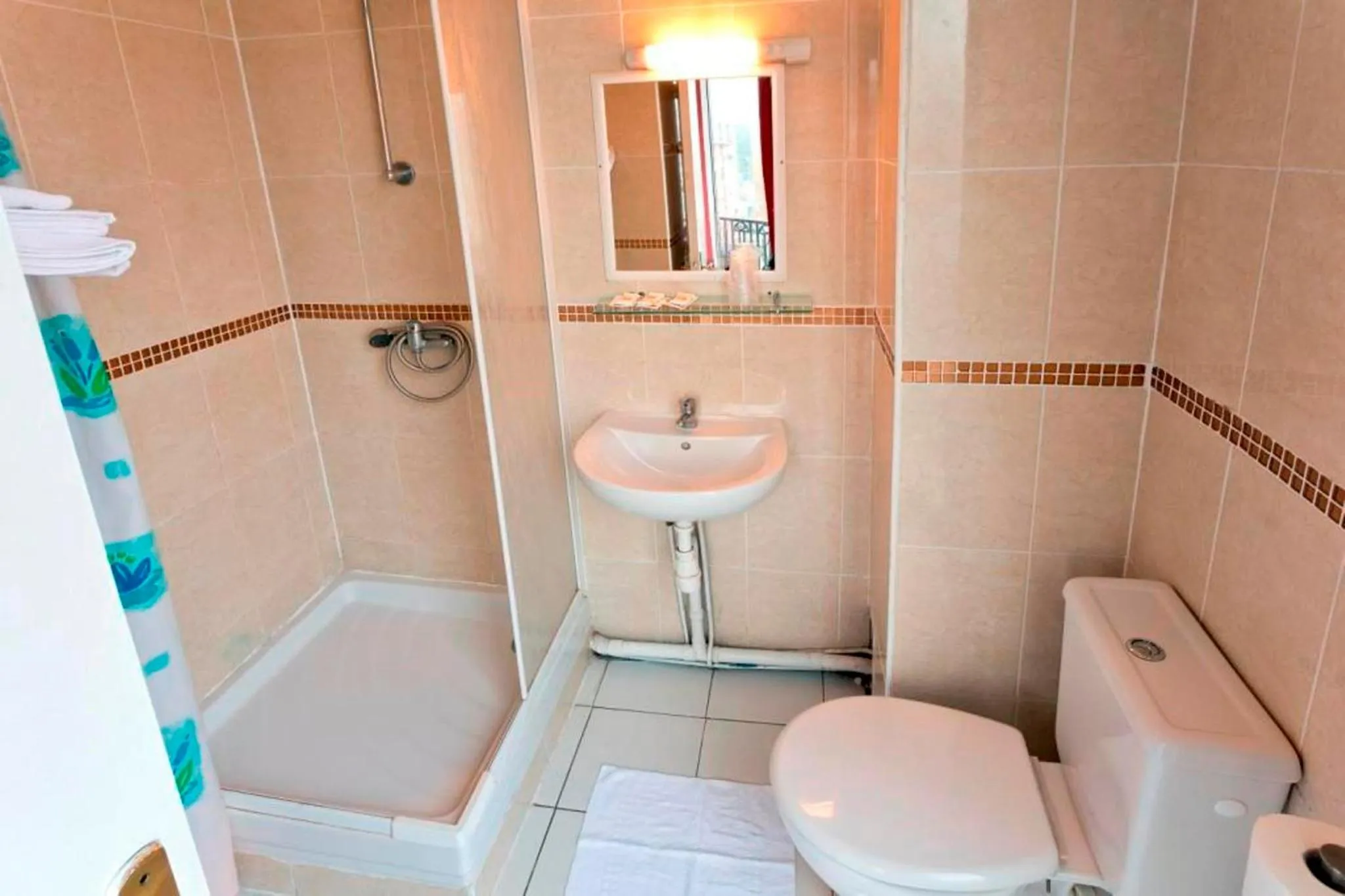 Shower in Hipotel Paris Printania Maraichers