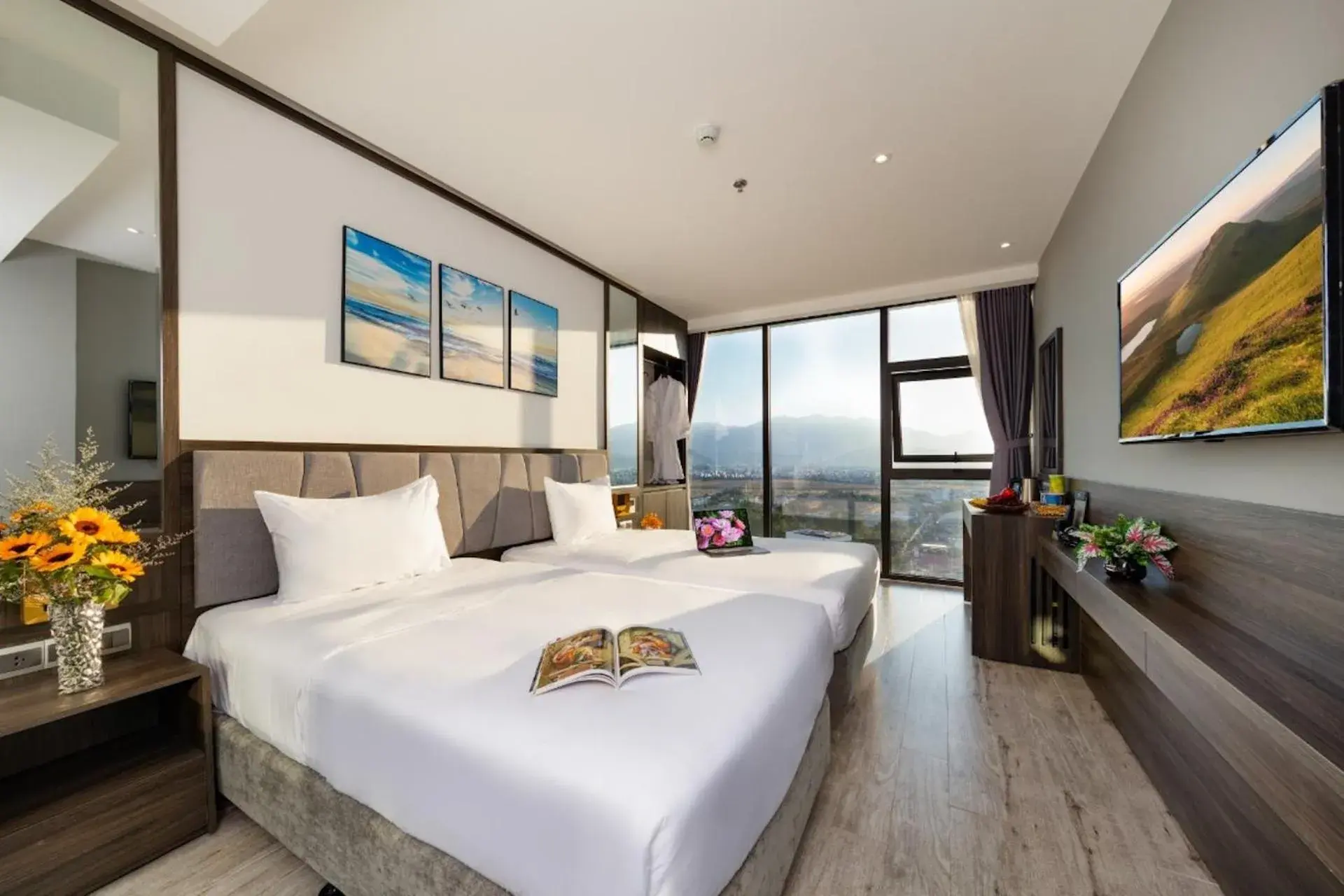 Deluxe Double or Twin Room with City View in Ivy Hotel Nha Trang Deluxe Double or Twin Room with City View in Ivy Hotel Nha Trang