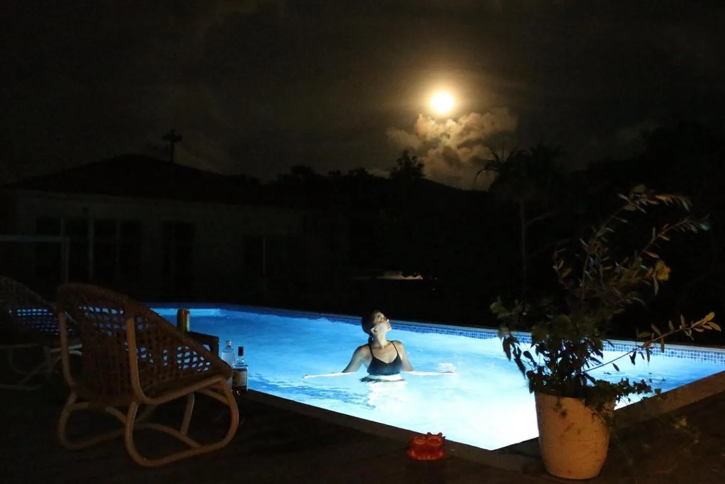 Swimming pool in Blue Suites Hanamuro on the beach