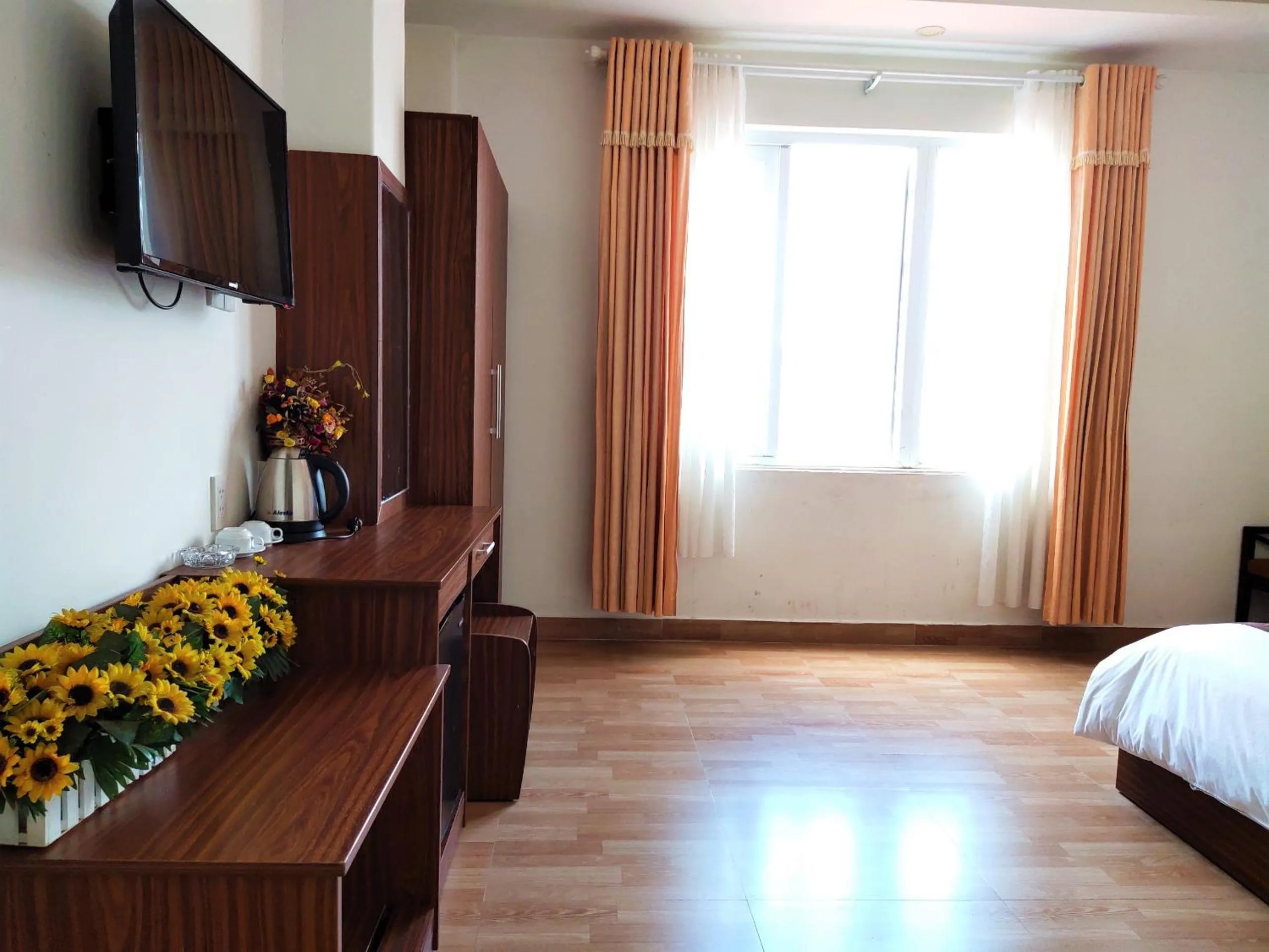 Photo of the whole room, Bed in New Hampton Suits-Tam Xuan Centre Hotel