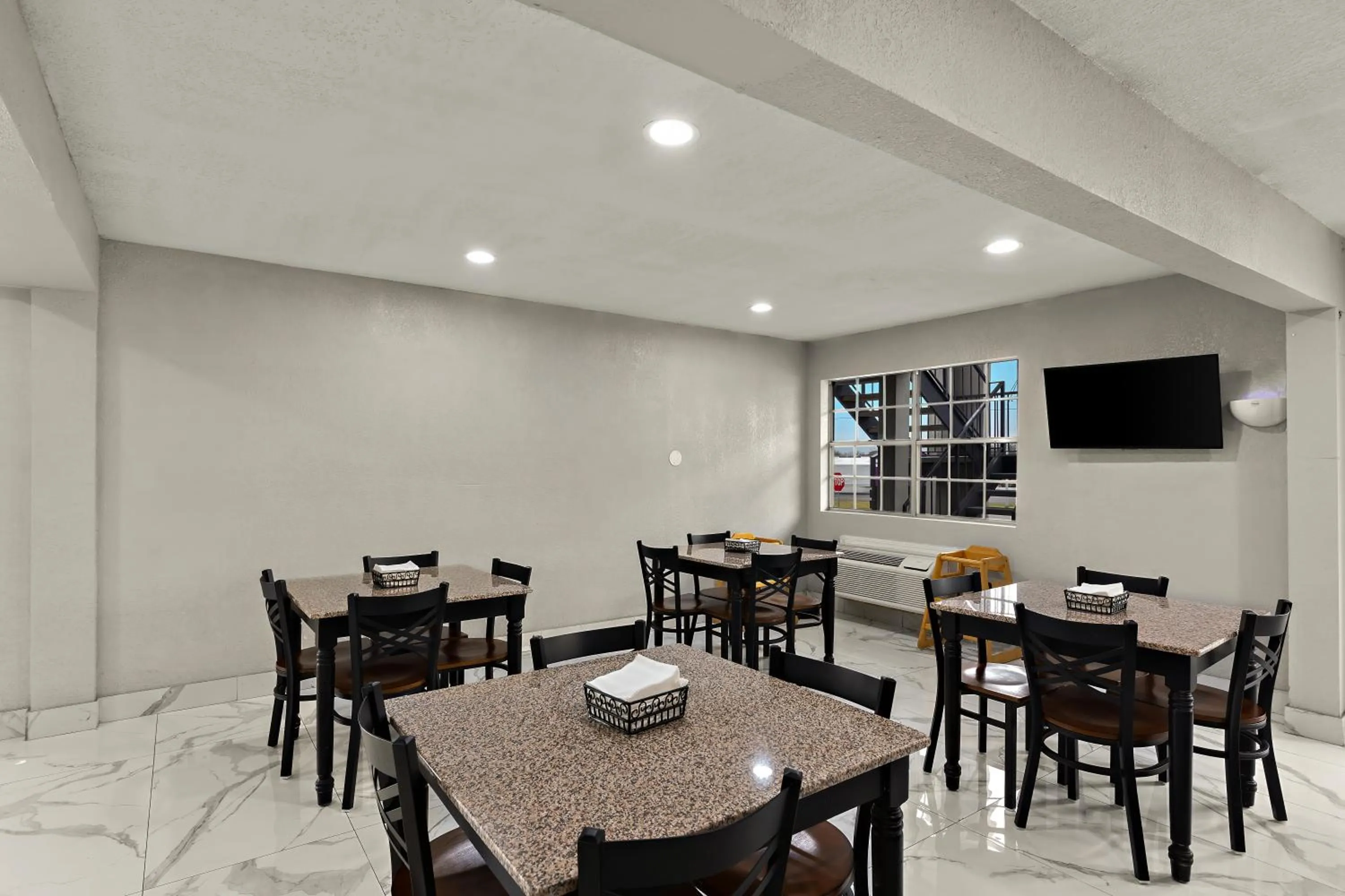 Seating area in Knights Inn - Belton/Temple