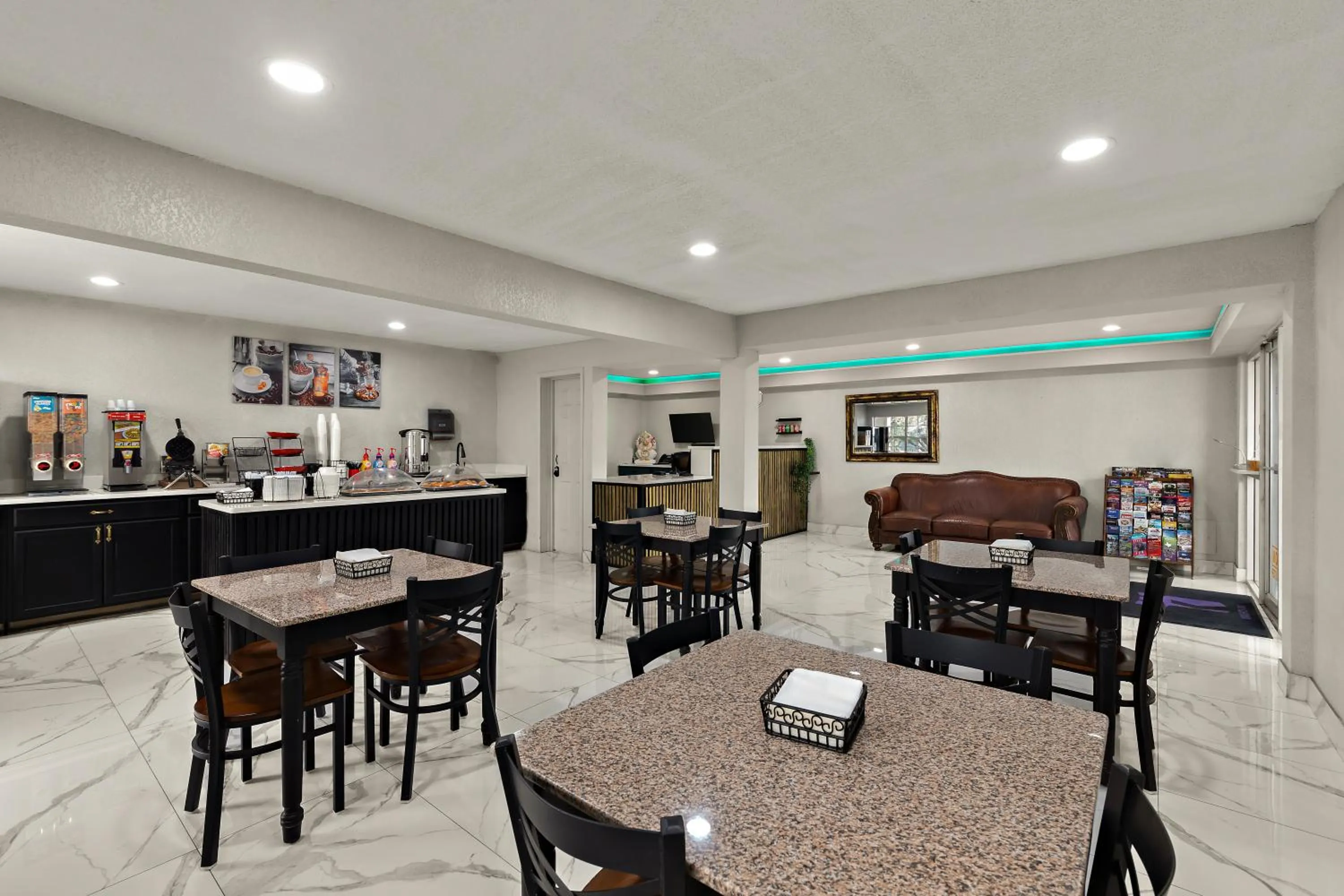 Seating area in Knights Inn - Belton/Temple