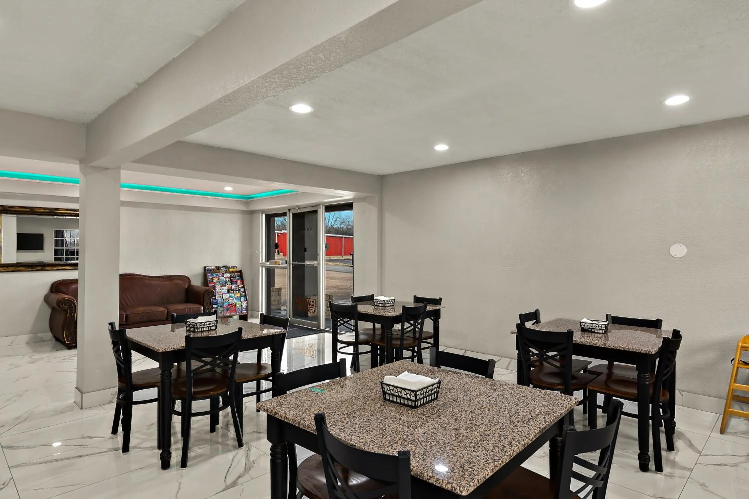 Seating area in Knights Inn - Belton/Temple