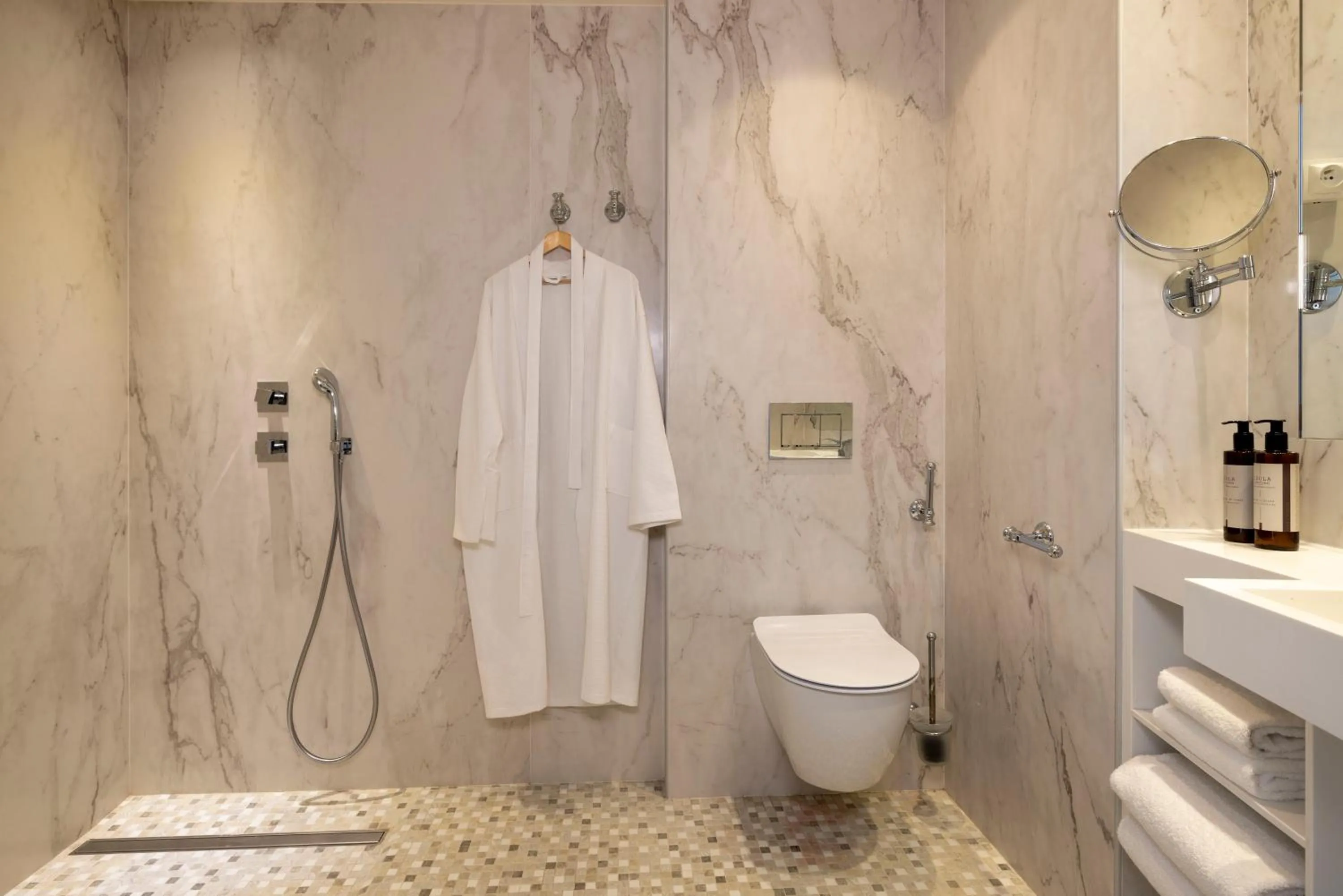 Bathroom in Hôtel Toujours & Spa