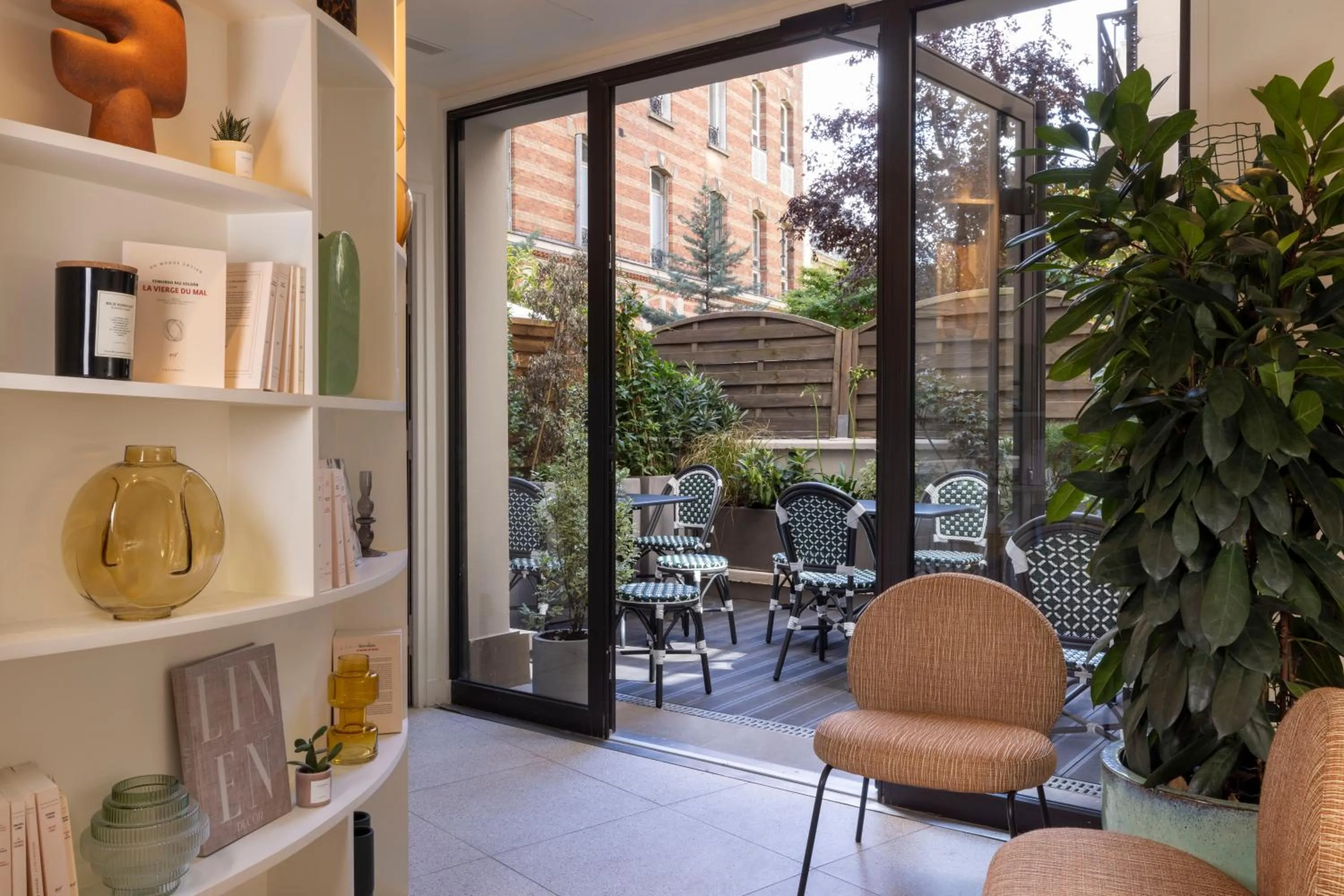 Patio in Hôtel Toujours & Spa