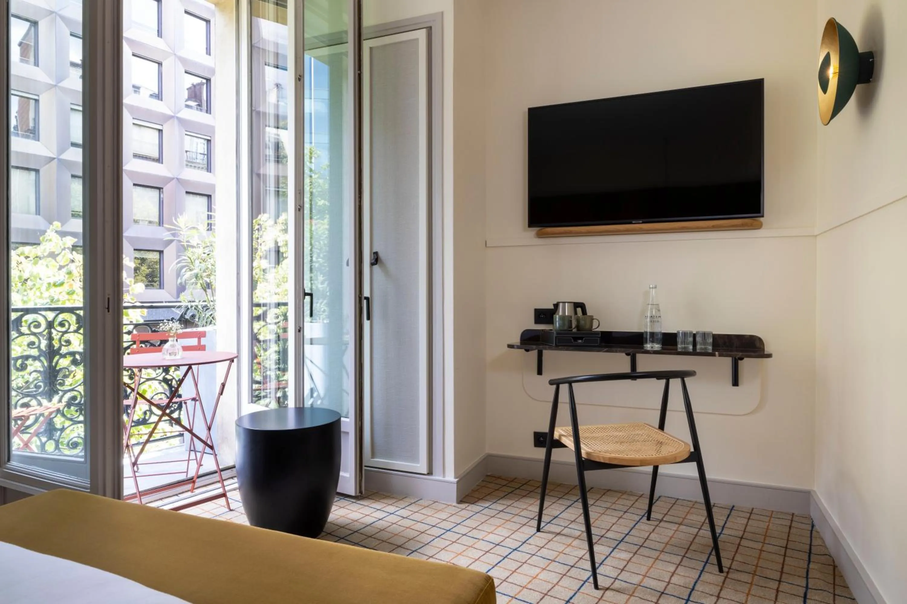 TV and multimedia in Hôtel Toujours & Spa