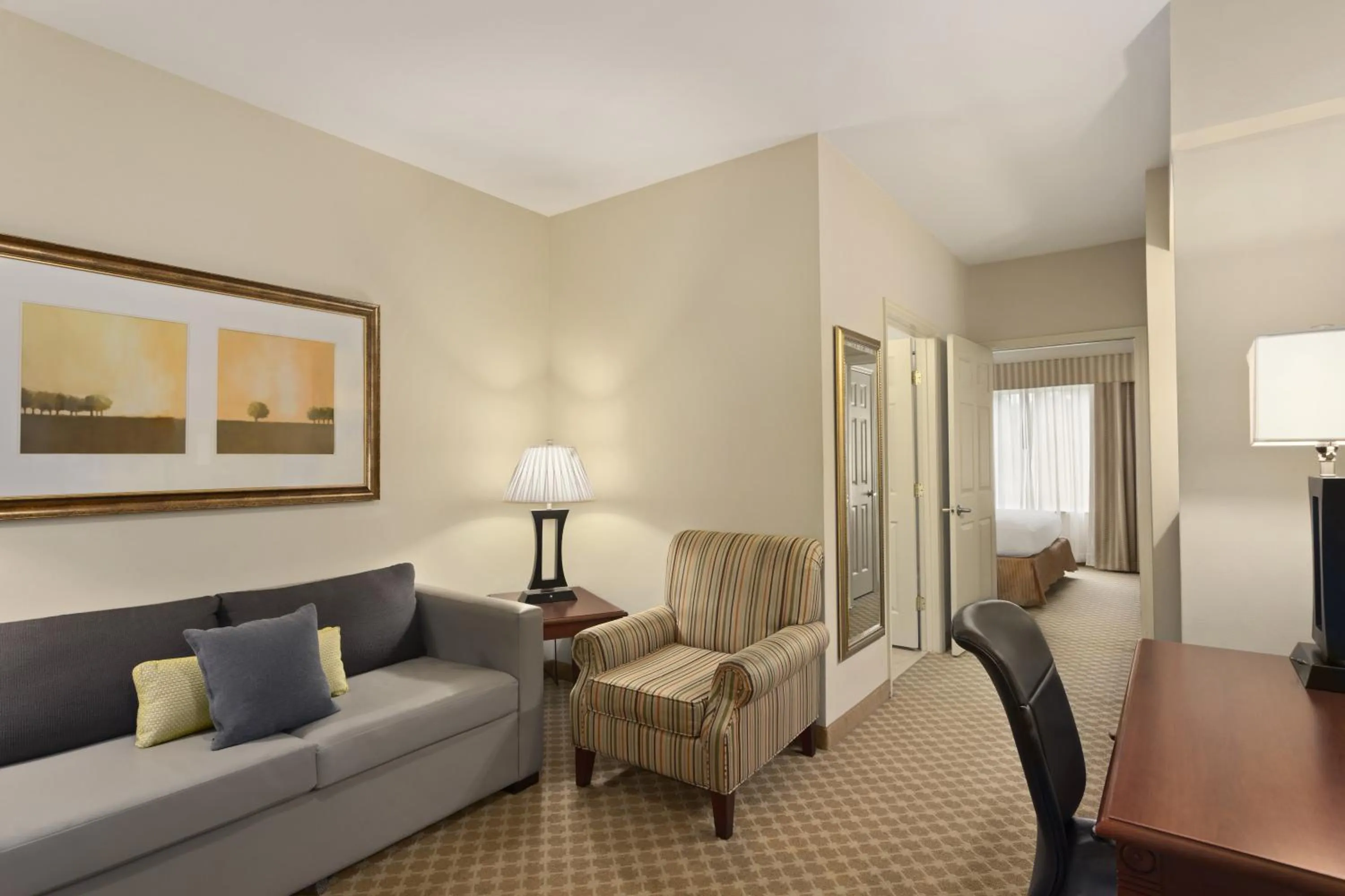 Living room in Country Inn & Suites by Radisson, Saraland, AL