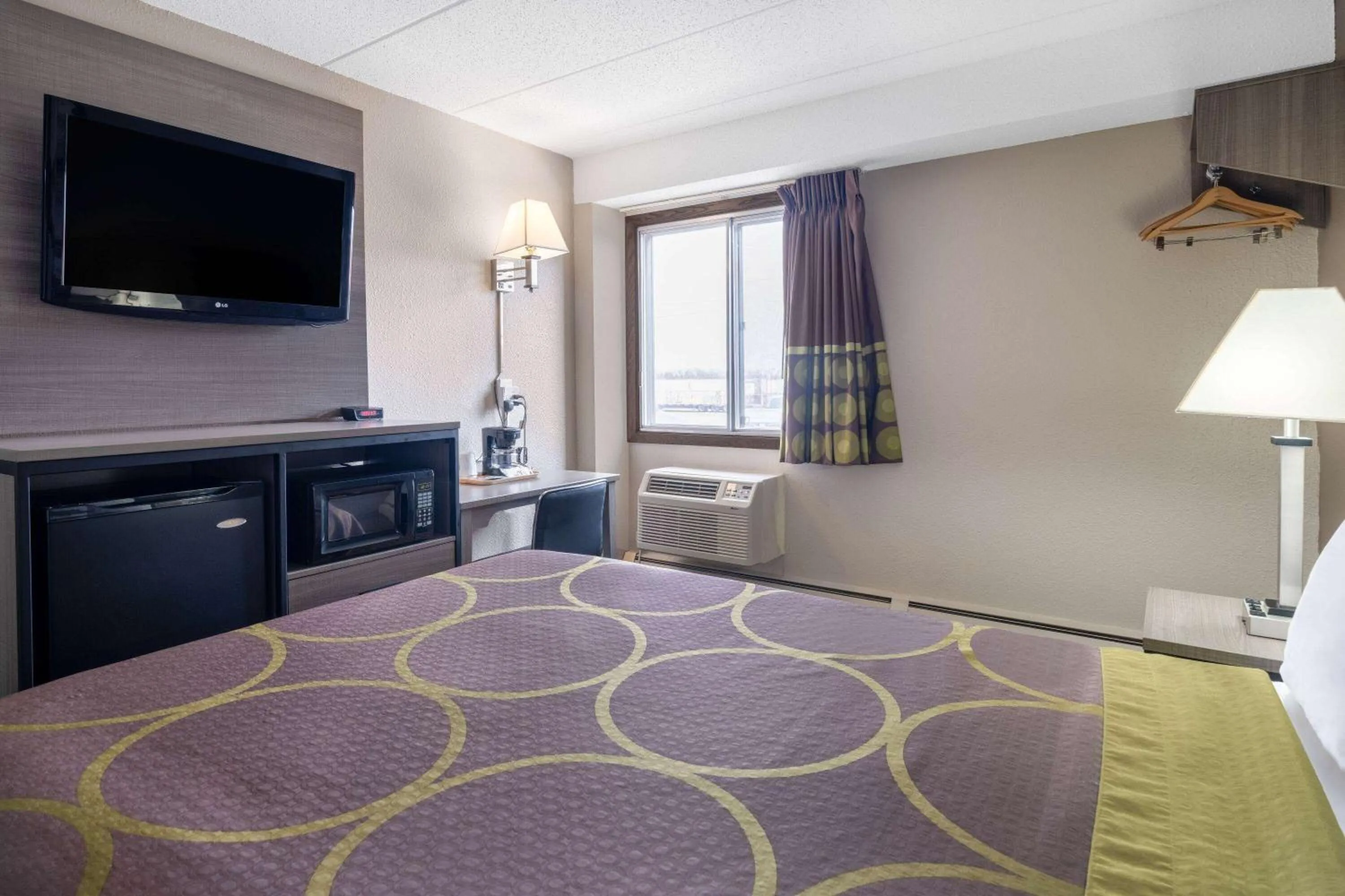 Photo of the whole room, Bed in Super 8 by Wyndham Owatonna