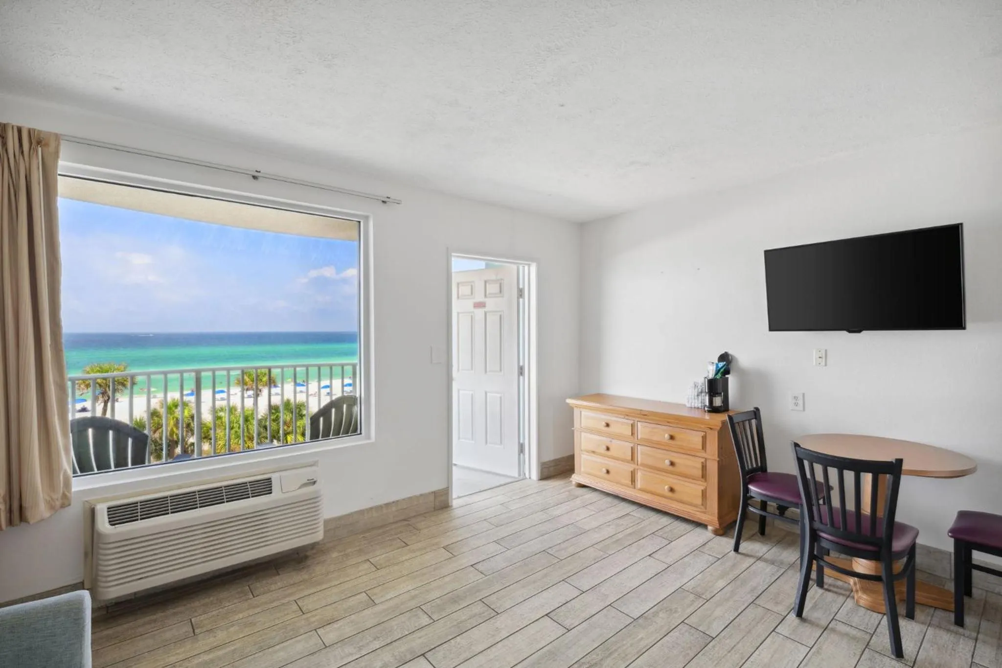 TV and multimedia in Holiday Terrace Beachfront Hotel, a By The Sea Resort