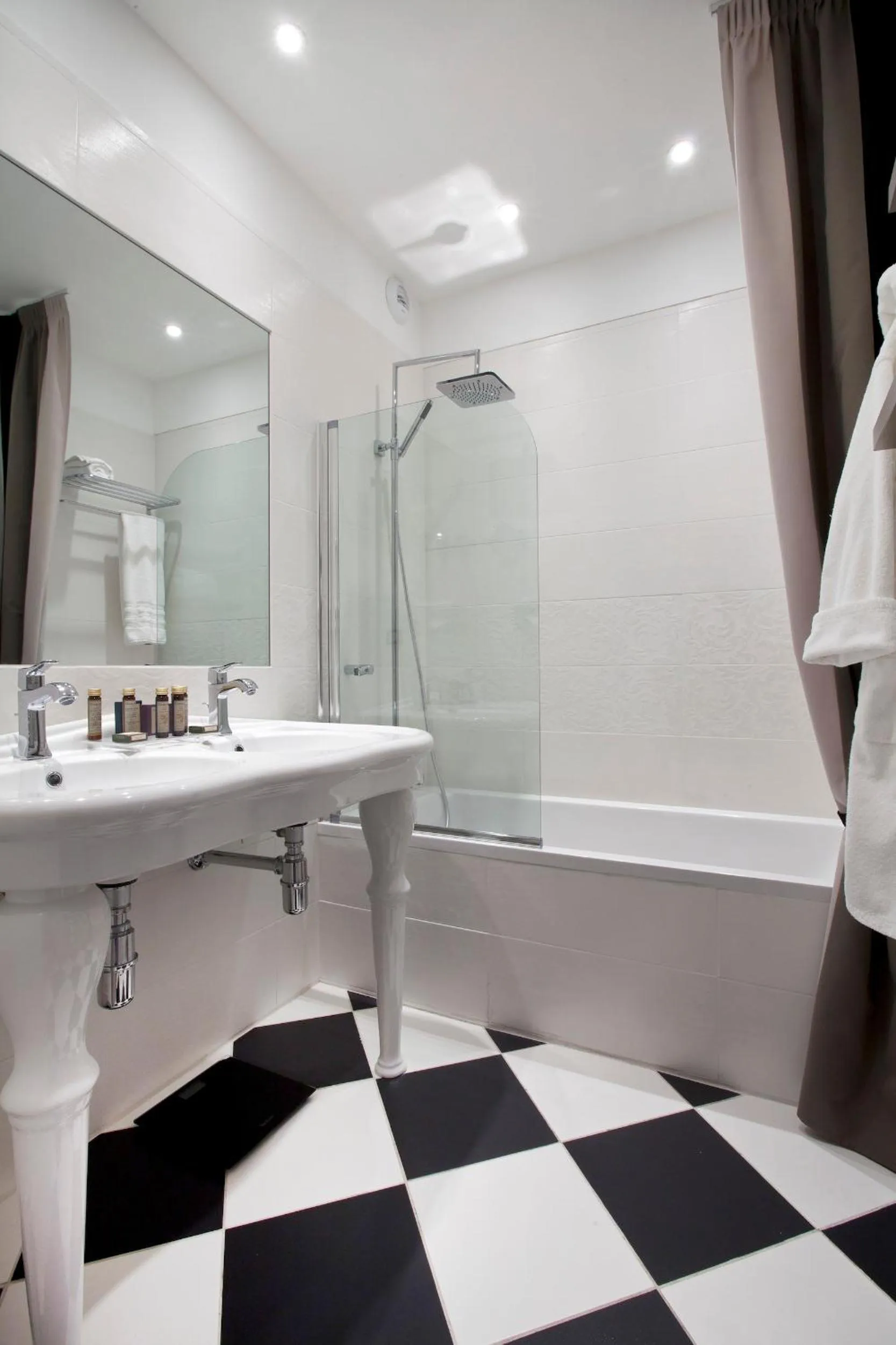 Shower in Le Vallon de Valrugues Hotel Spa & Villas