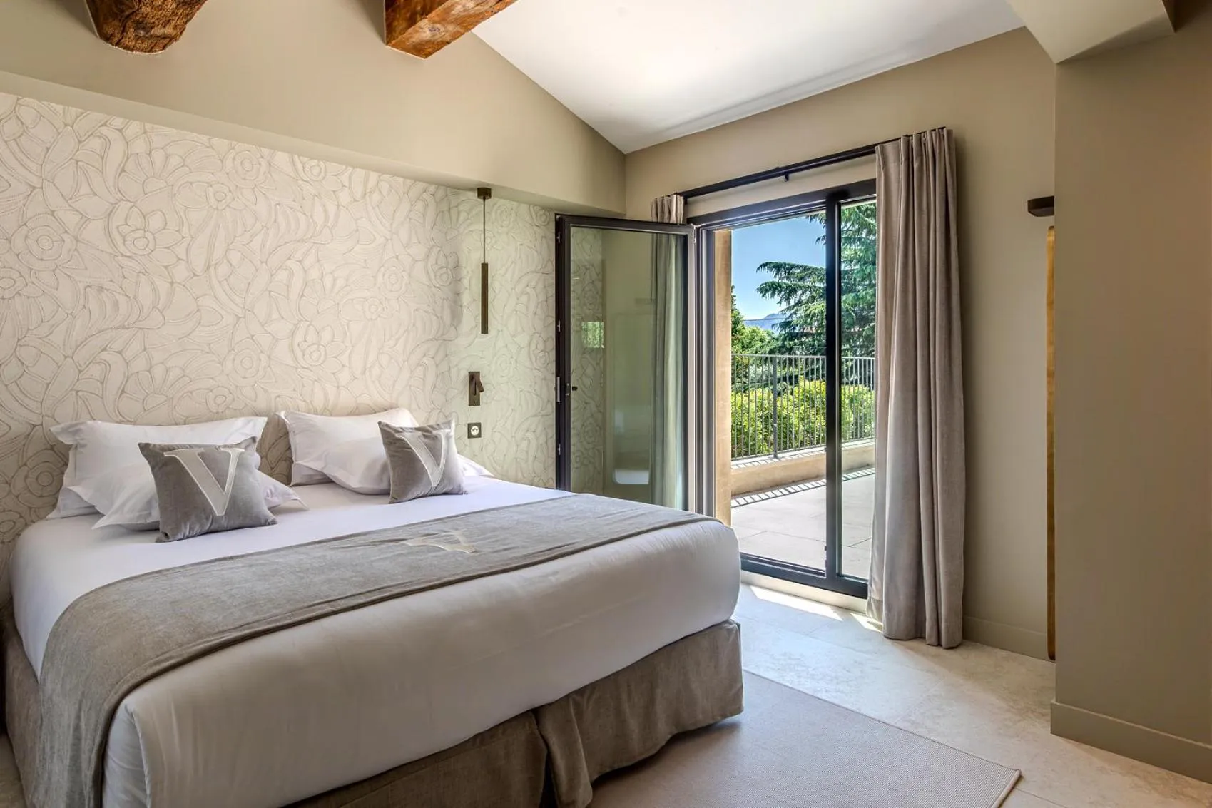 Bedroom, Bed in Le Vallon de Valrugues Hotel Spa & Villas