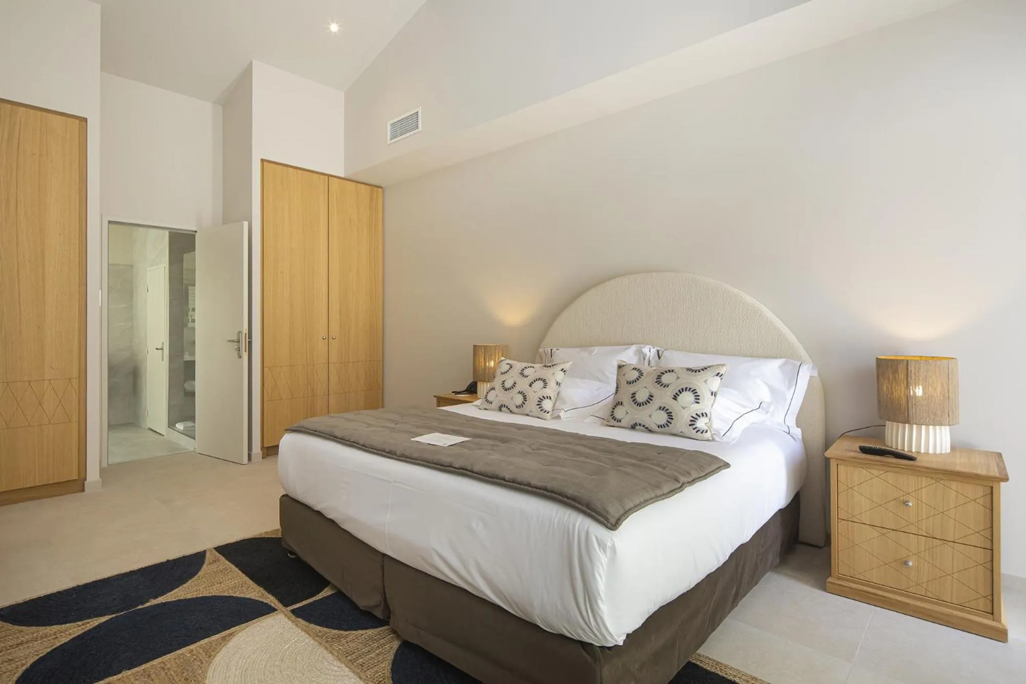 Bed in Le Vallon de Valrugues Hotel Spa & Villas