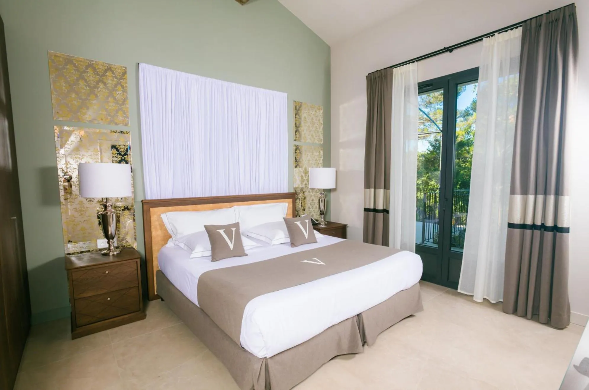 Bed in Le Vallon de Valrugues Hotel Spa & Villas