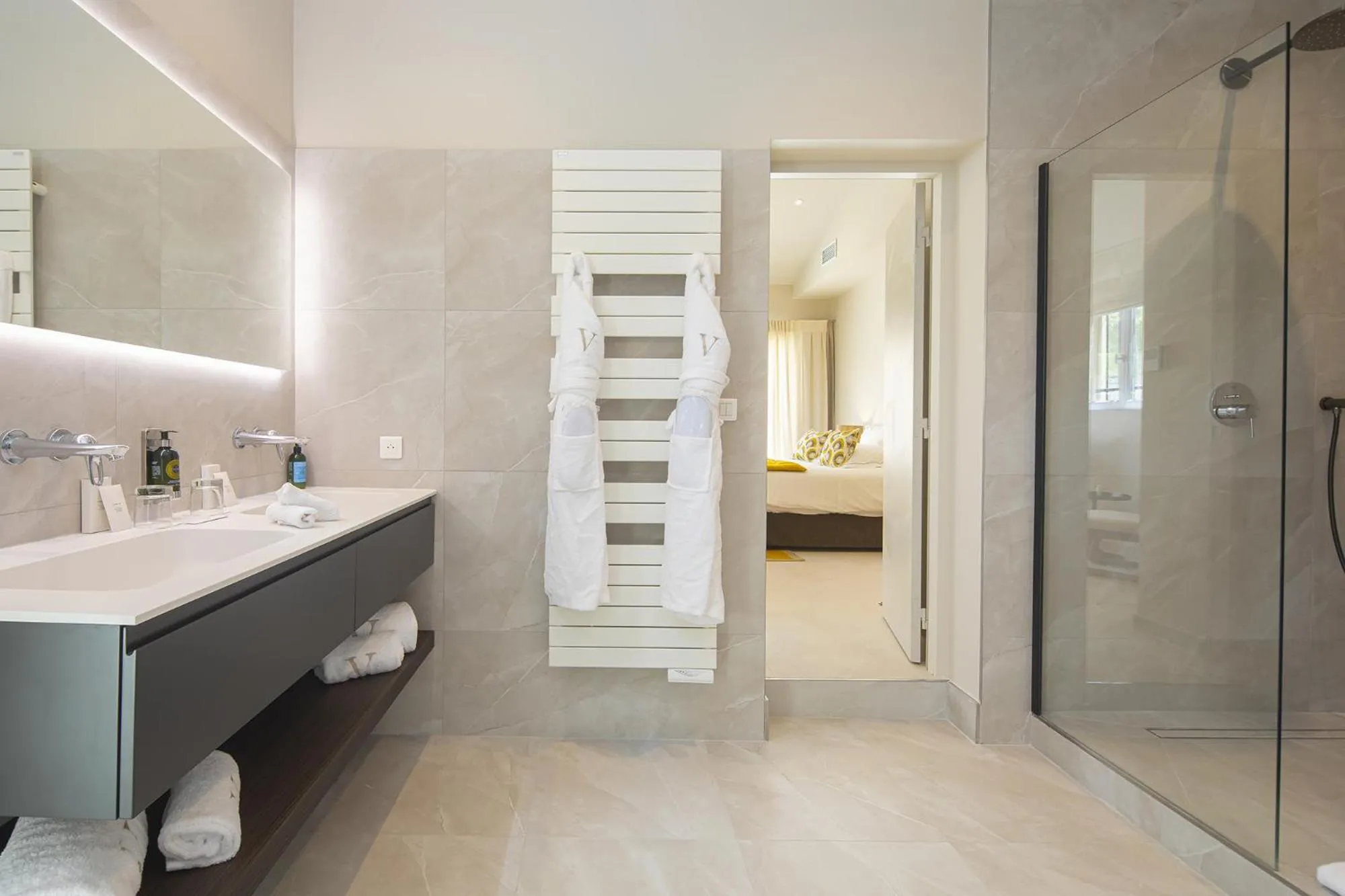 Bathroom, Bed in Le Vallon de Valrugues Hotel Spa & Villas