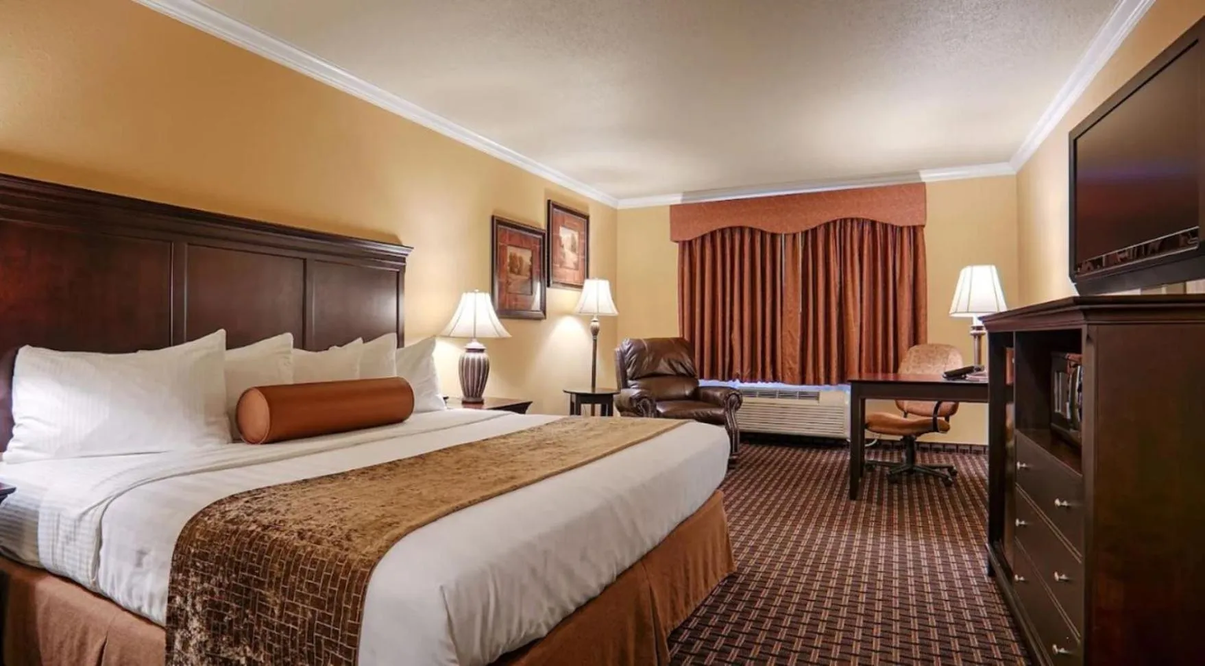Bed in Best Western Plus Southpark Inn & Suites