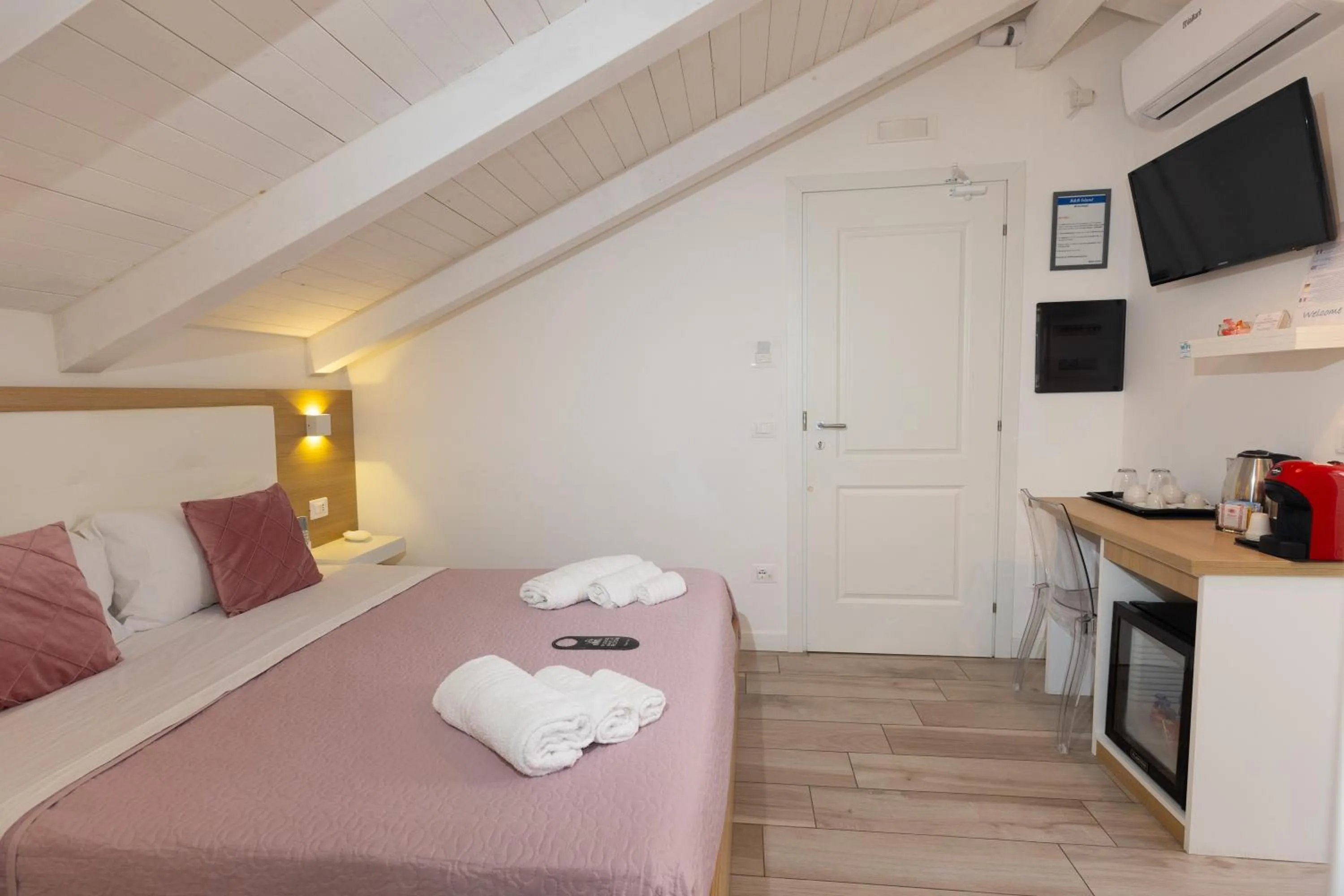 Bed in B&B Island Vista mare