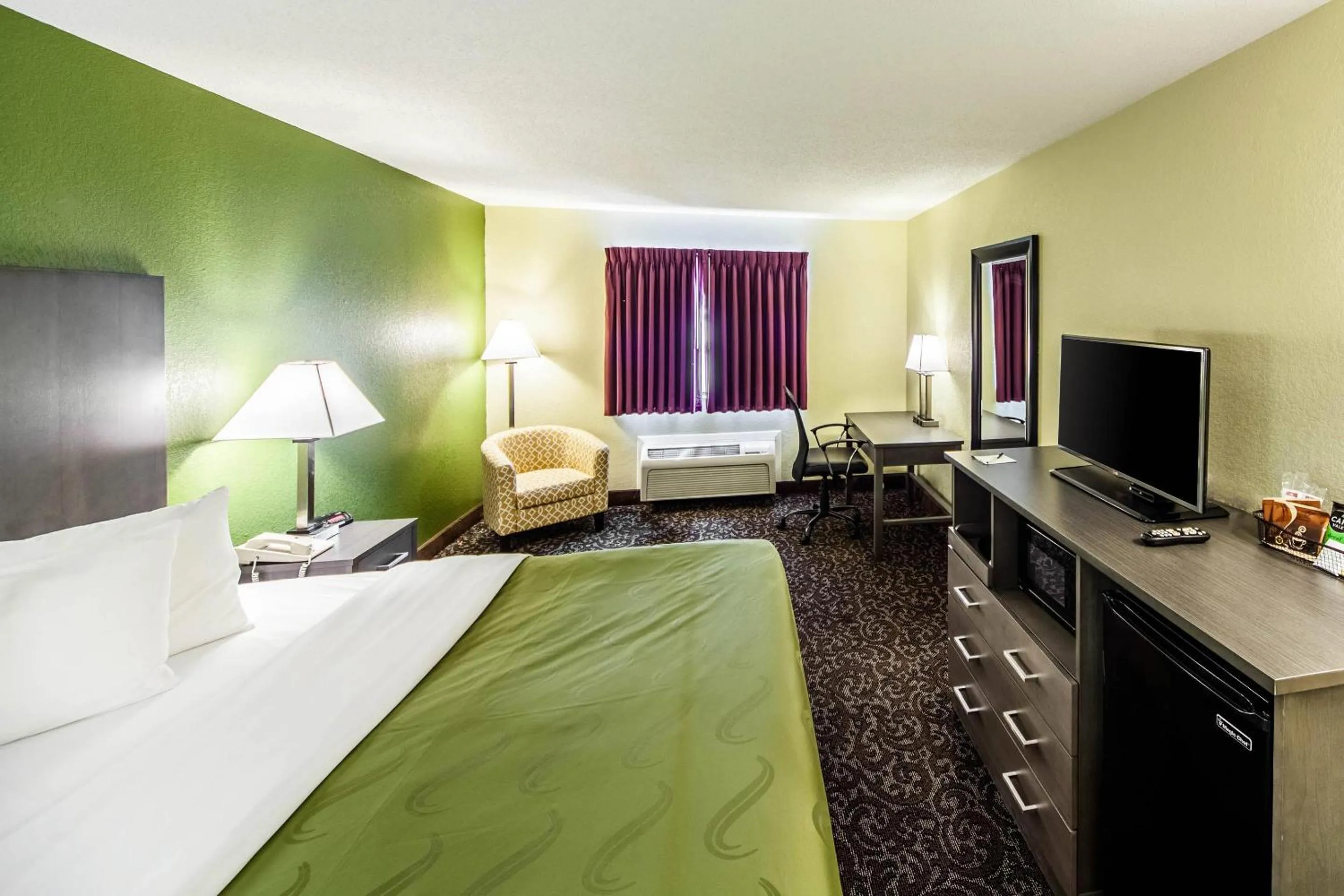 Bedroom, Bed in Quality Inn Decatur near US-224