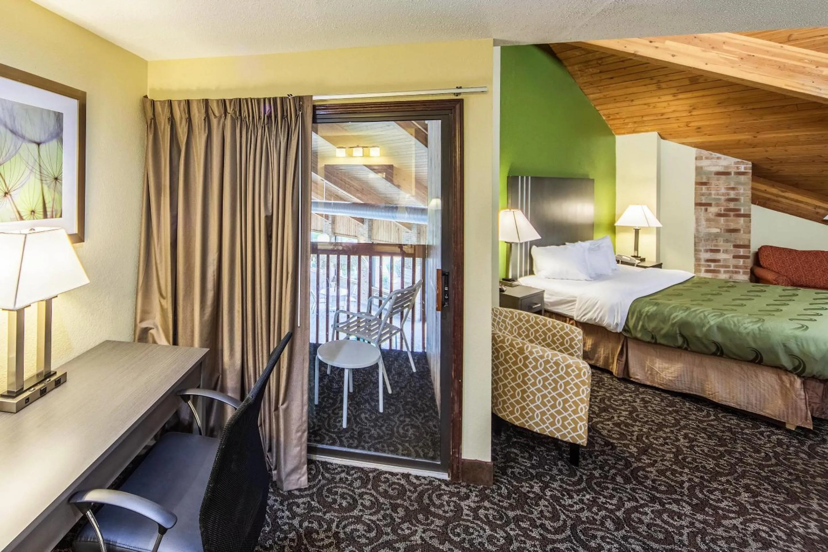 Bedroom, Bed in Quality Inn Decatur near US-224