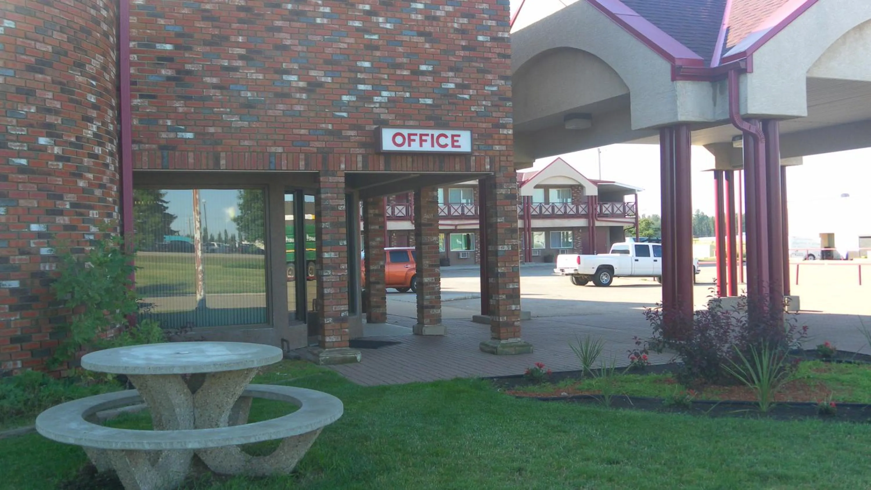 Facade/entrance in Stampeder Inn