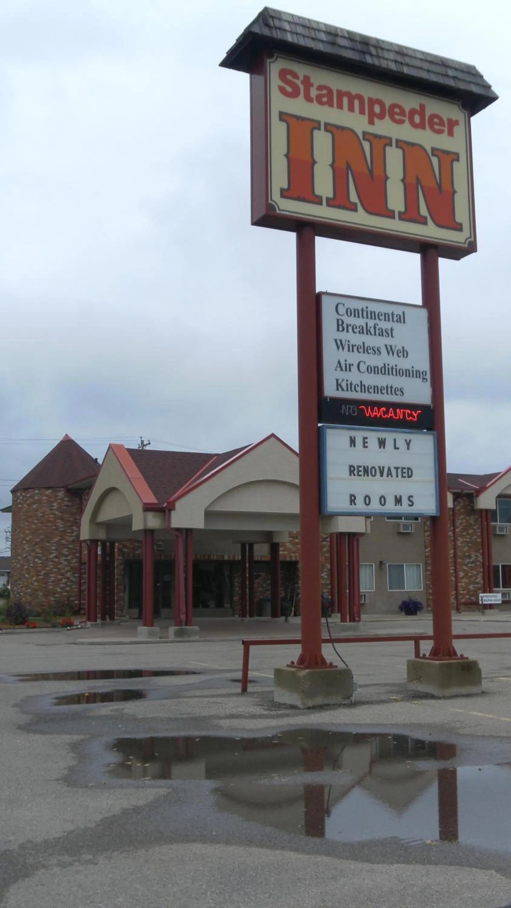Facade/entrance in Stampeder Inn